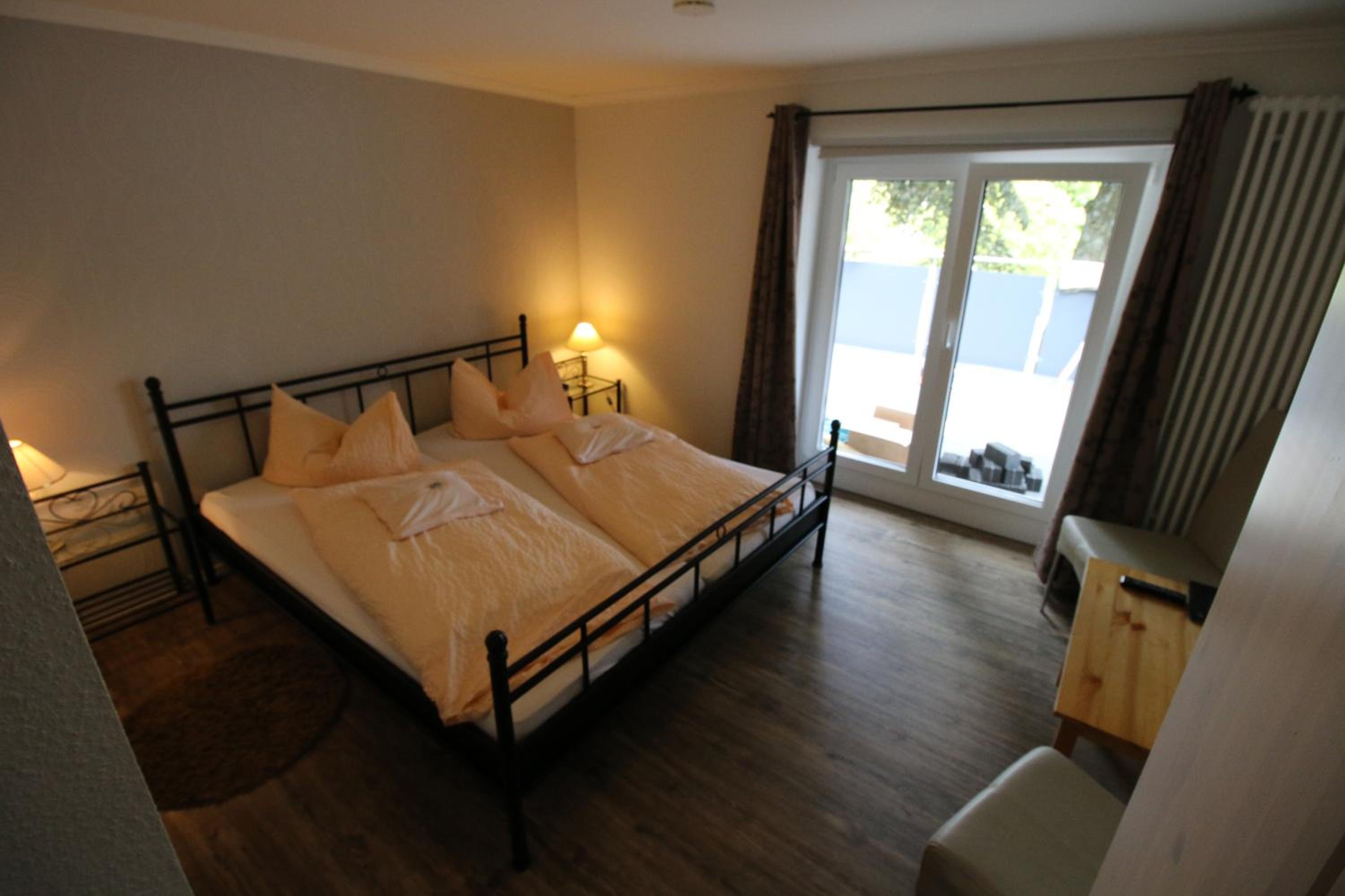 Double Room with Balcony - Photo 2