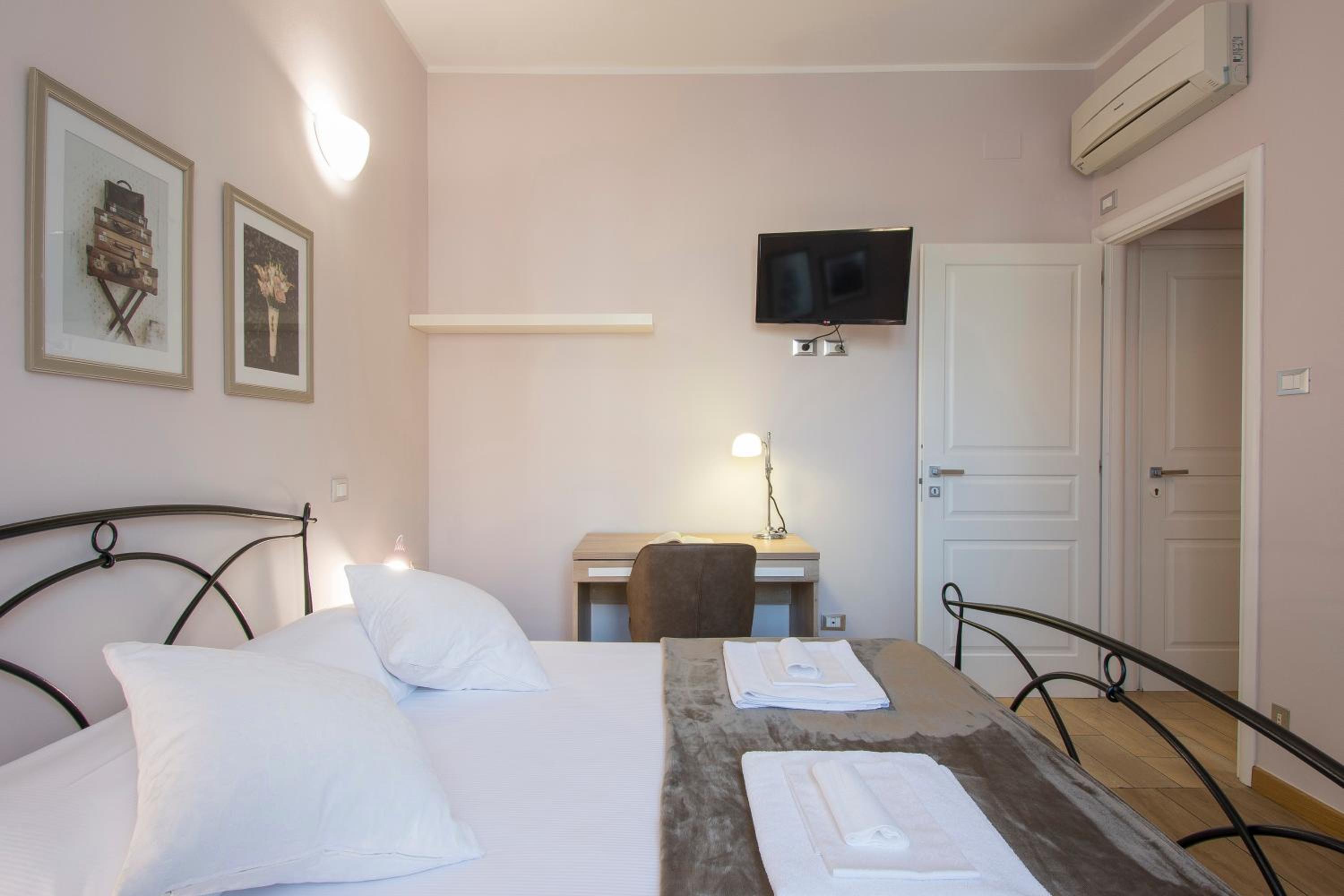 Double Room - Photo 10