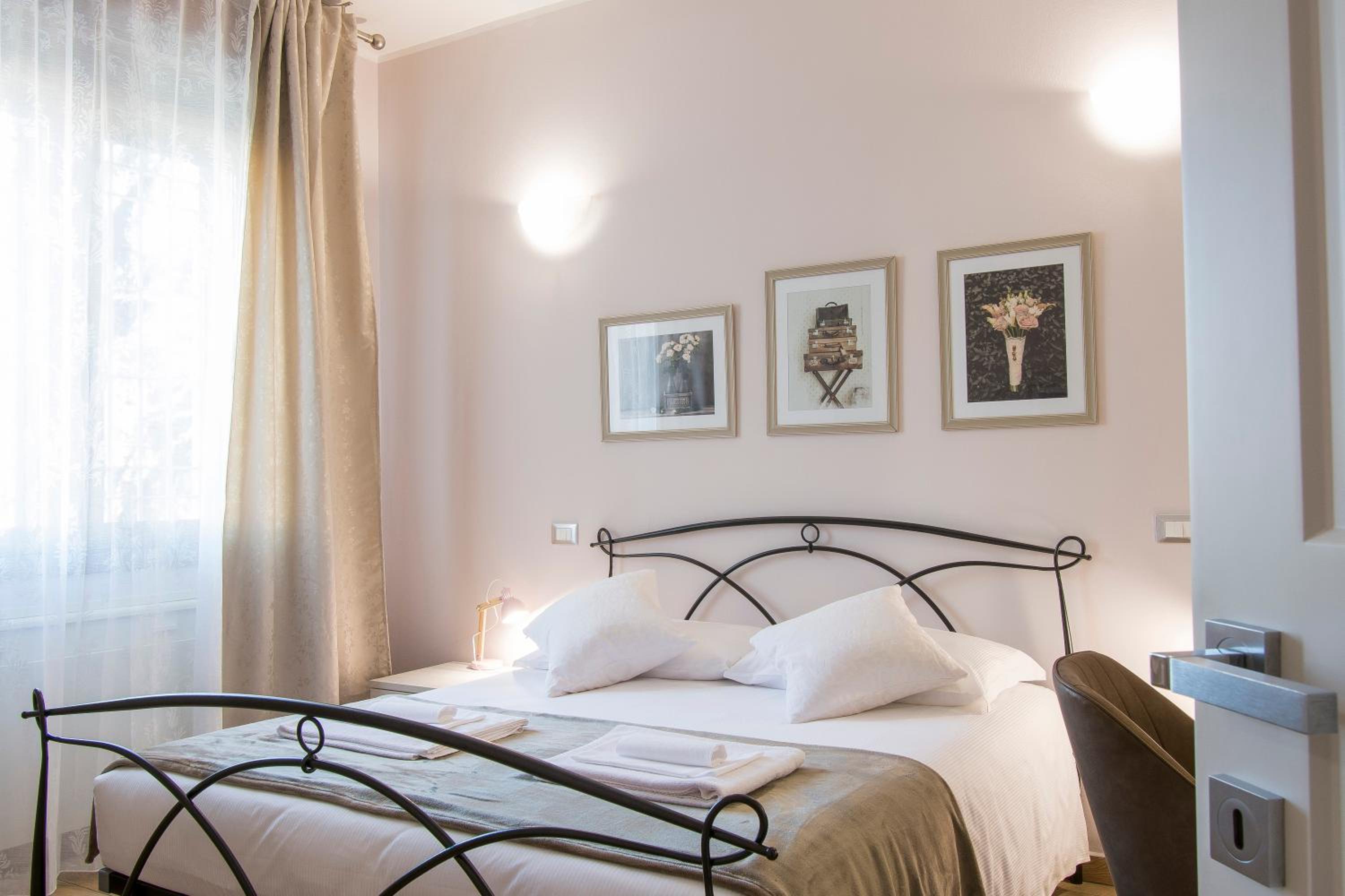 Double Room - Photo 9