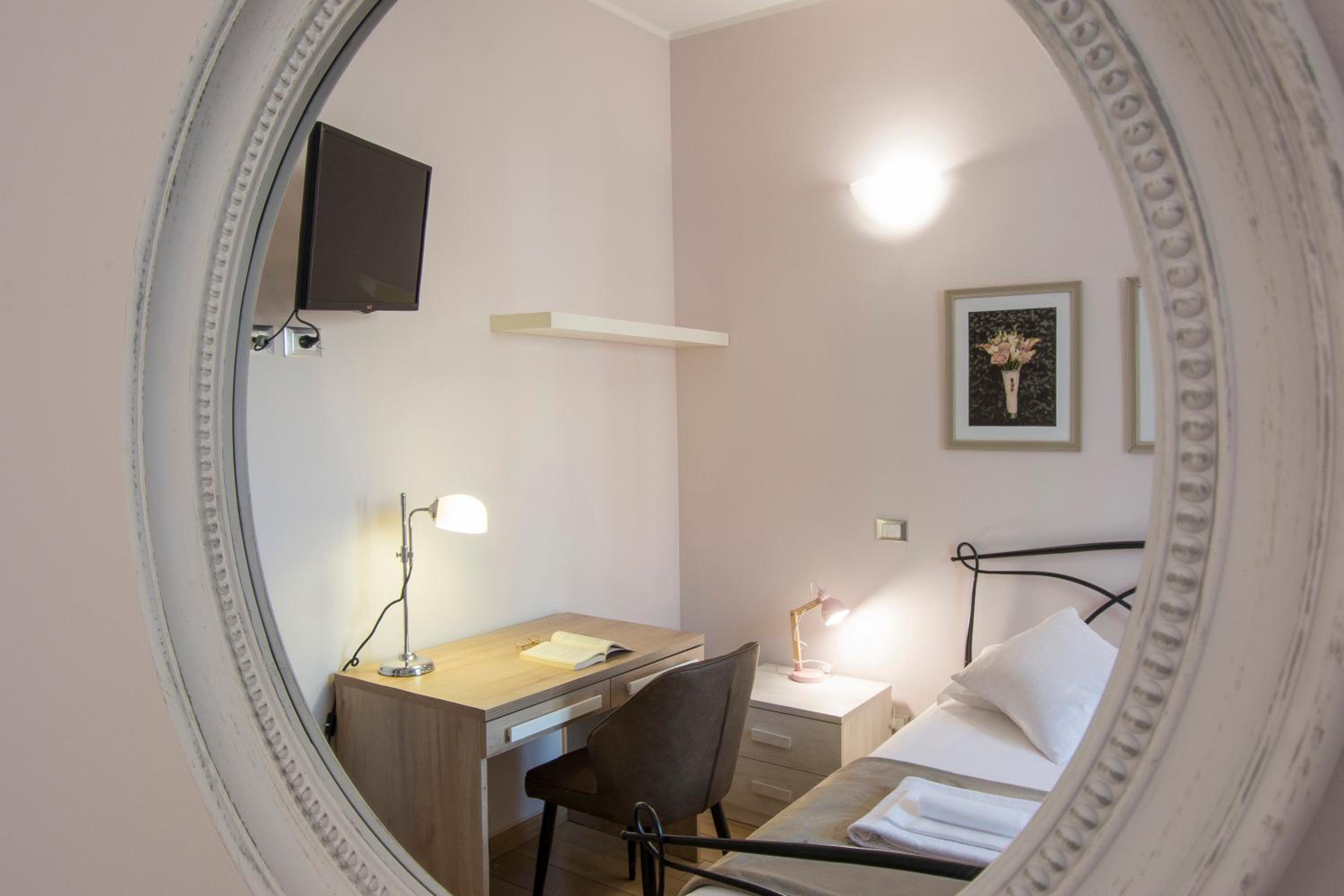 Double Room - Photo 8