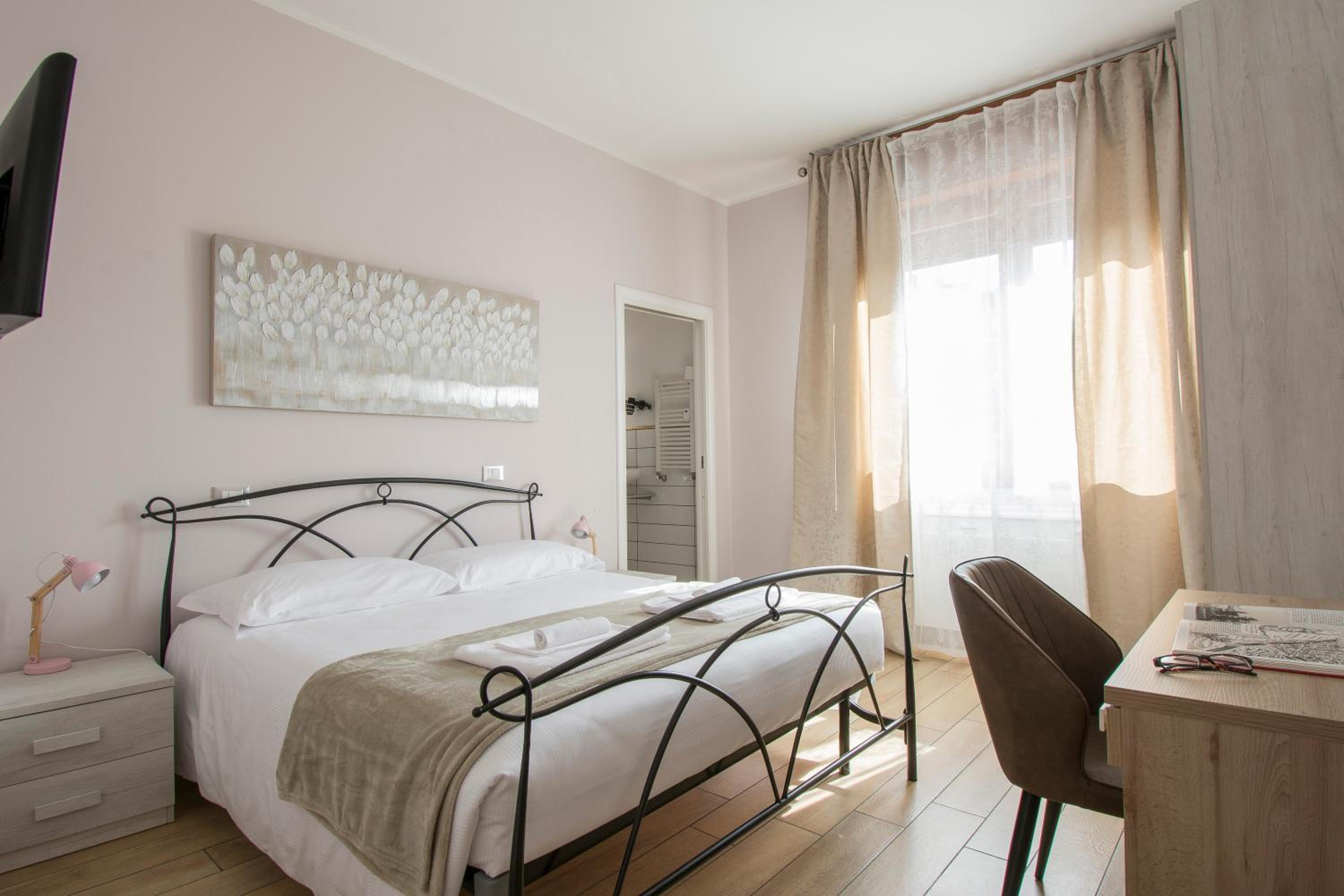 Double Room - Photo 12