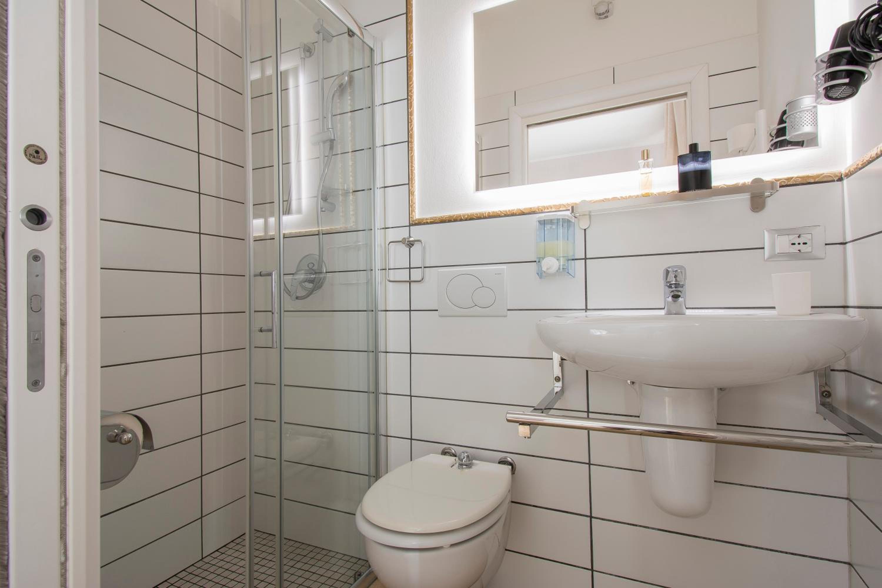 Double Room - Photo 14
