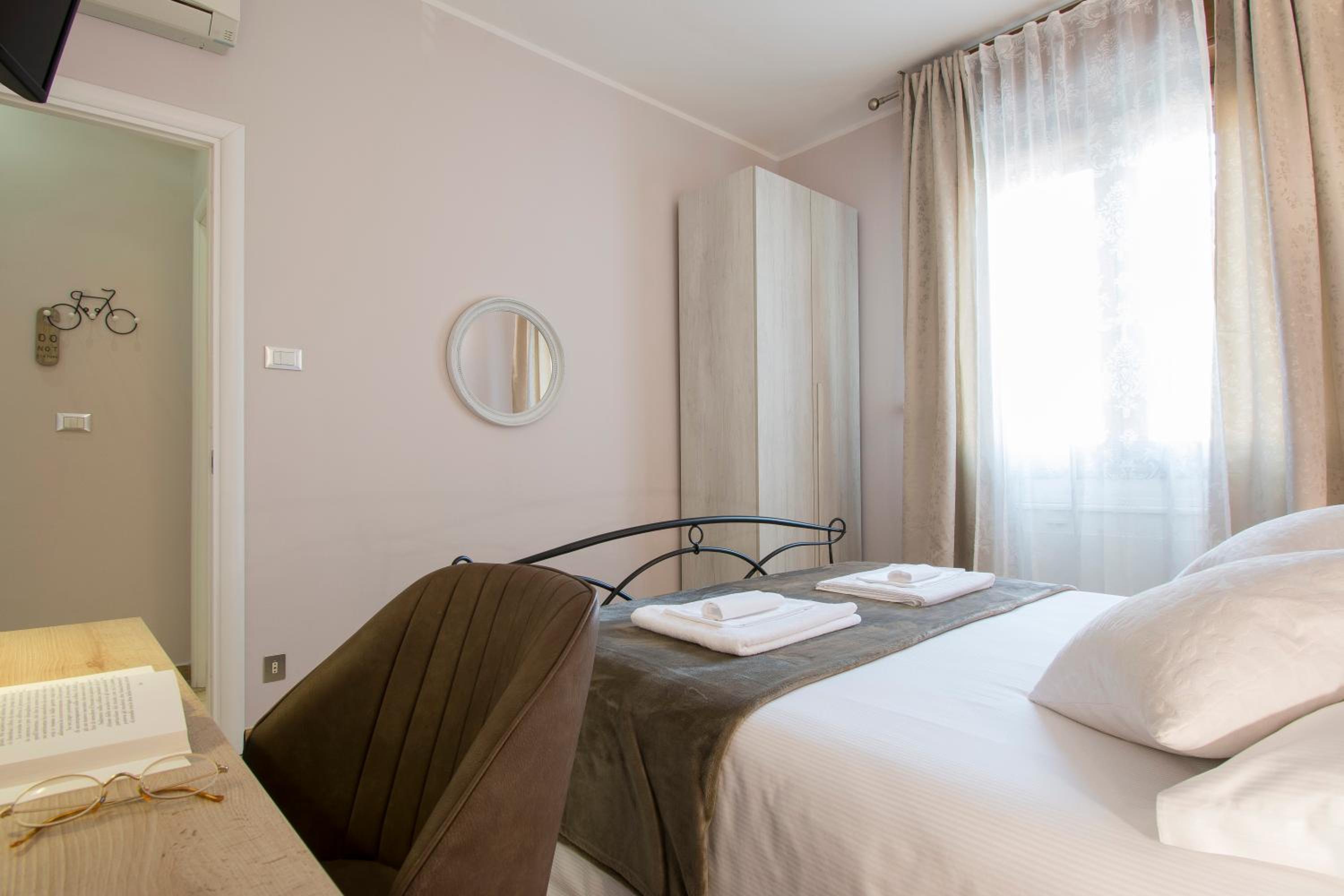 Double Room - Photo 4
