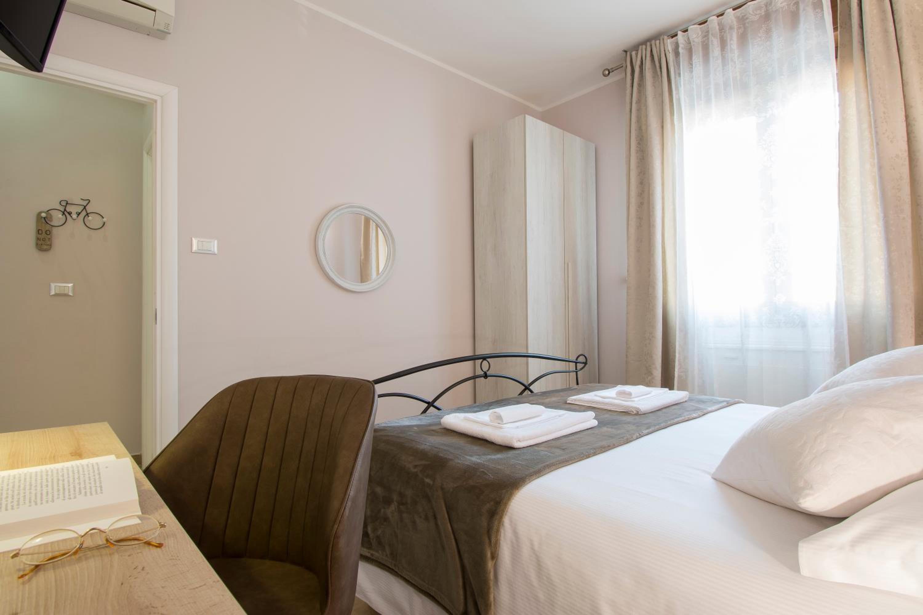 Double Room - Photo 3