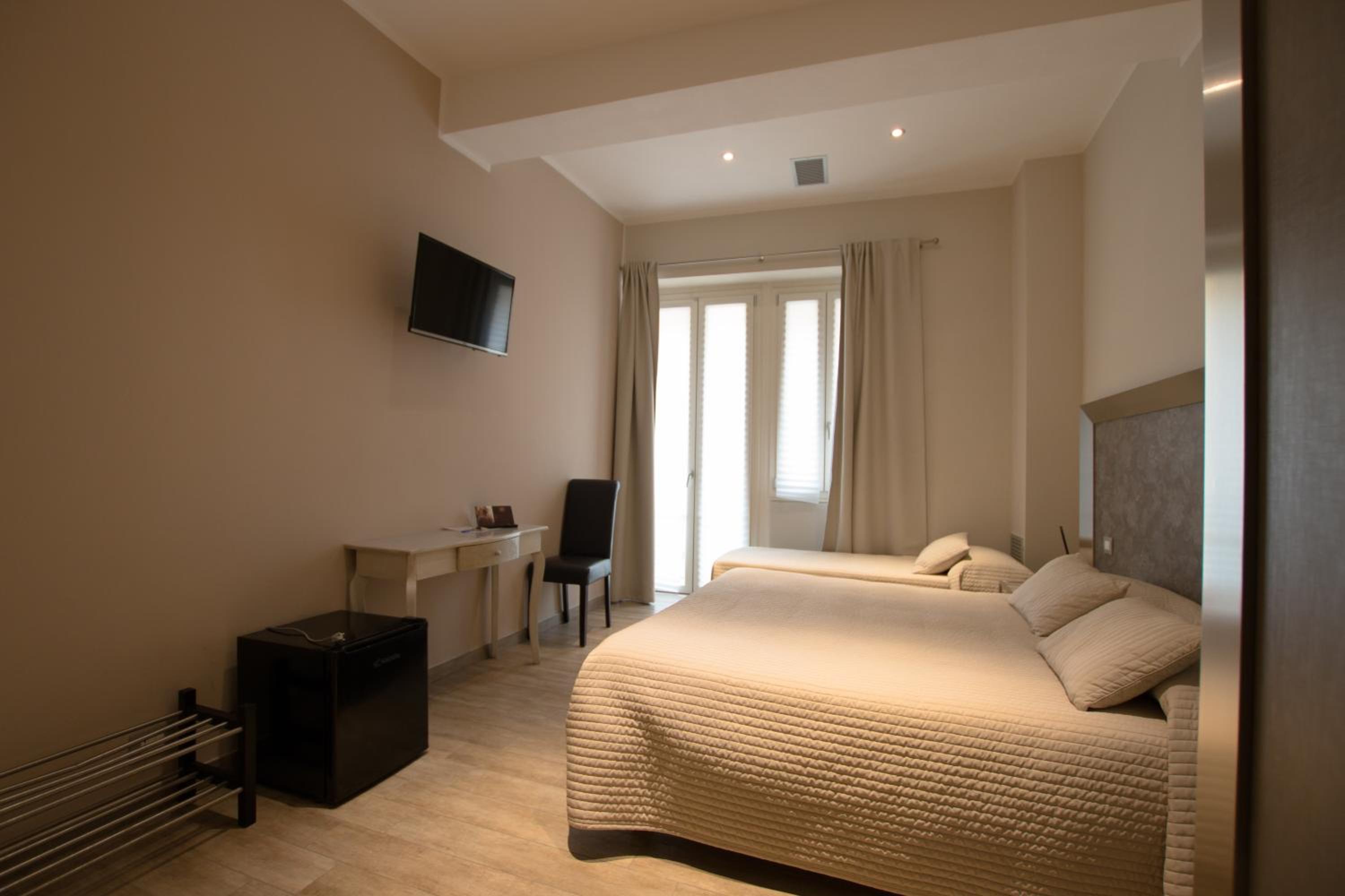 Standard Double Room photo 3
