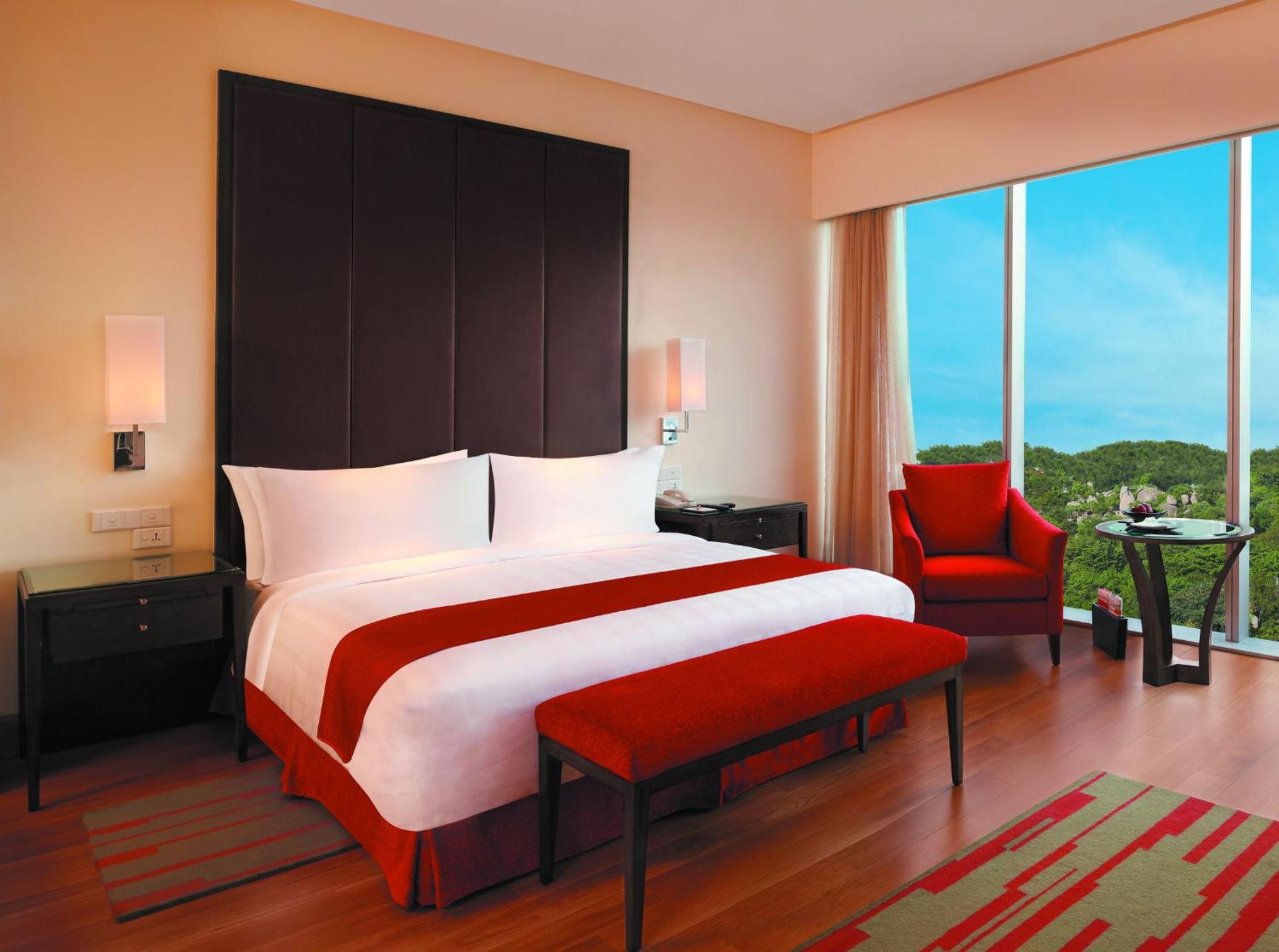 Trident Club Room King Bed with One way airport transfer and access to Club Lounge - Photo 5