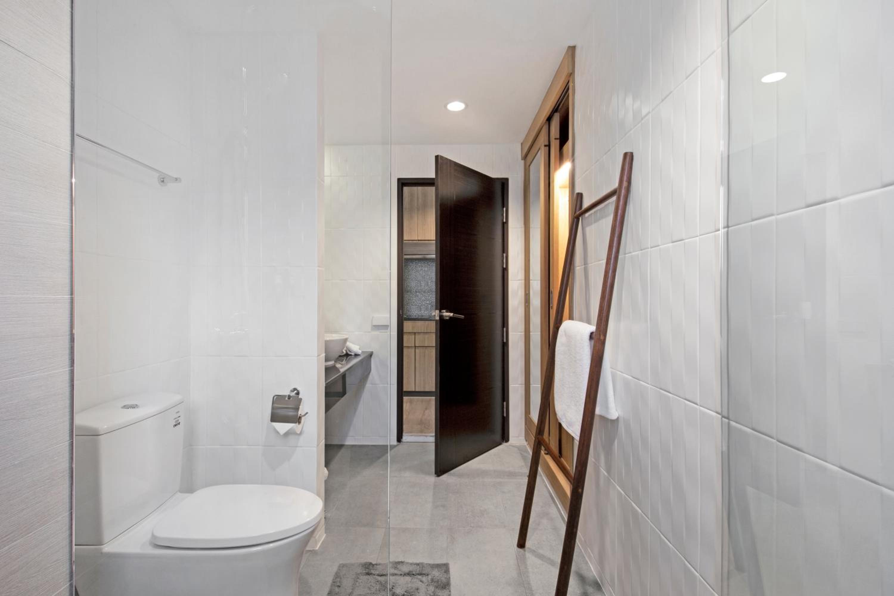 Deluxe King Studio with Bathtub - Photo 3
