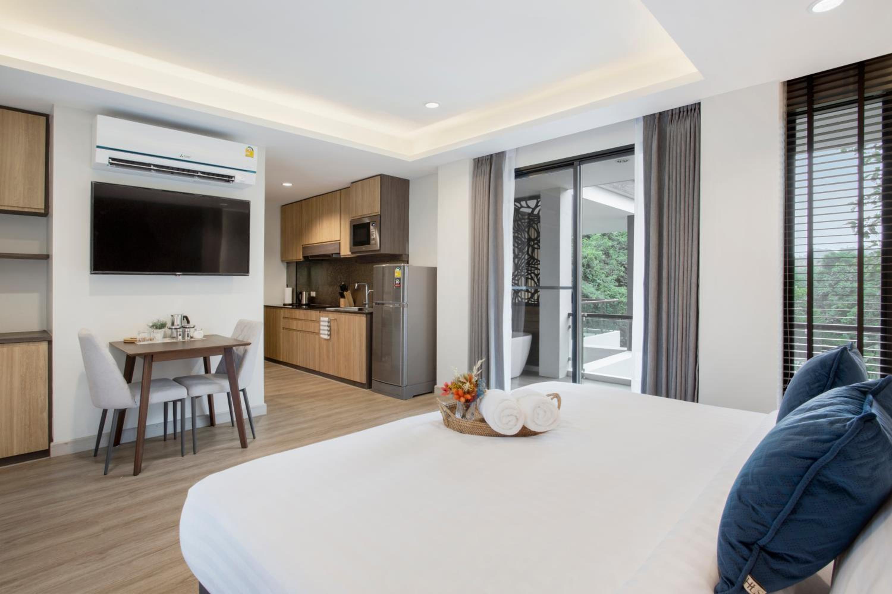 Deluxe King Studio with Bathtub - Photo 5