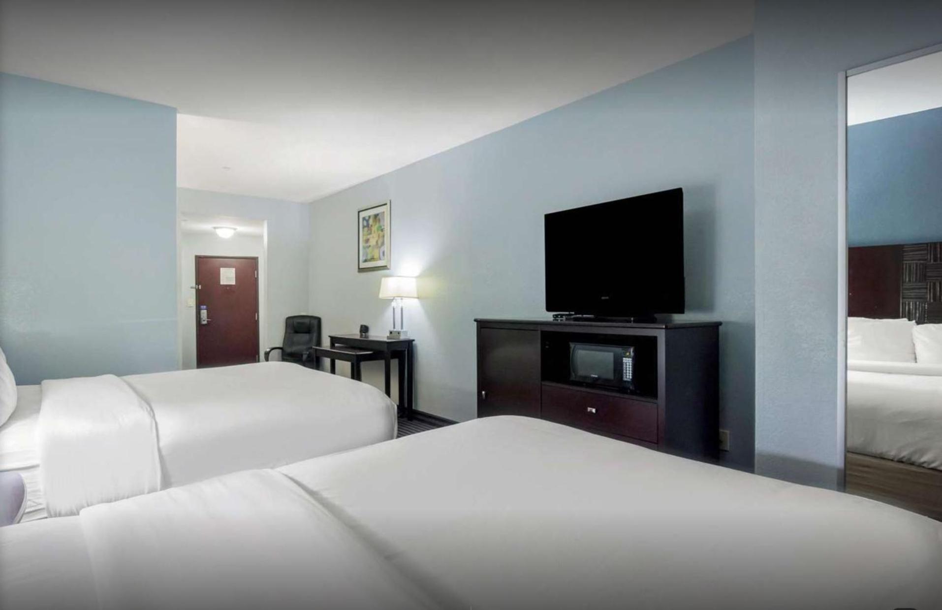 Queen Room with Two Queen Beds - Disability Access - Non-Smoking - Photo 1