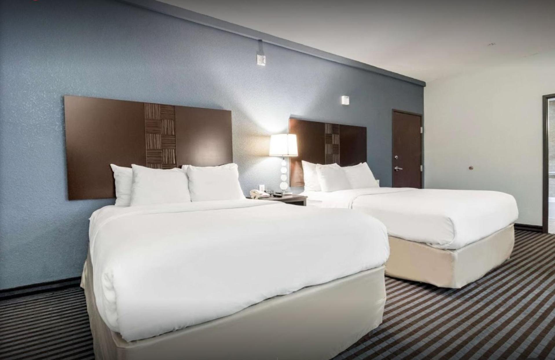Queen Room with Two Queen Beds - Disability Access - Non-Smoking - Photo 4