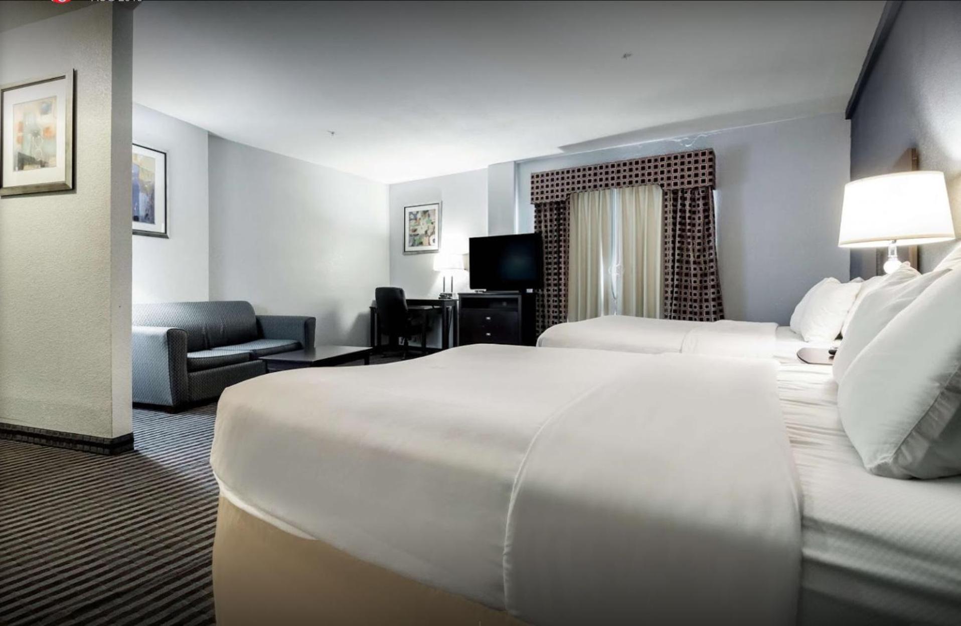 Queen Room with Two Queen Beds - Disability Access - Non-Smoking - Photo 3
