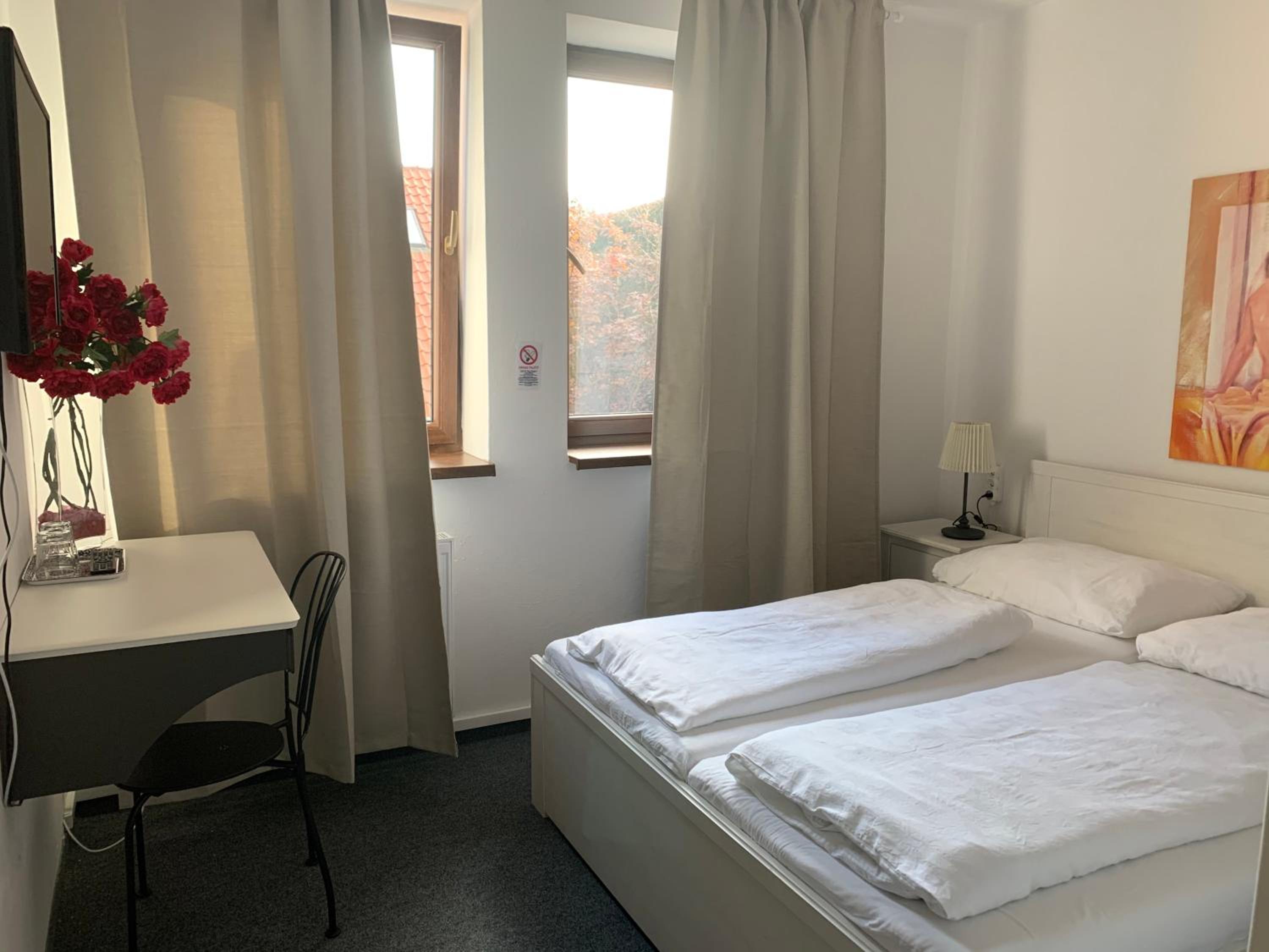 Economy Double Room - Photo 12
