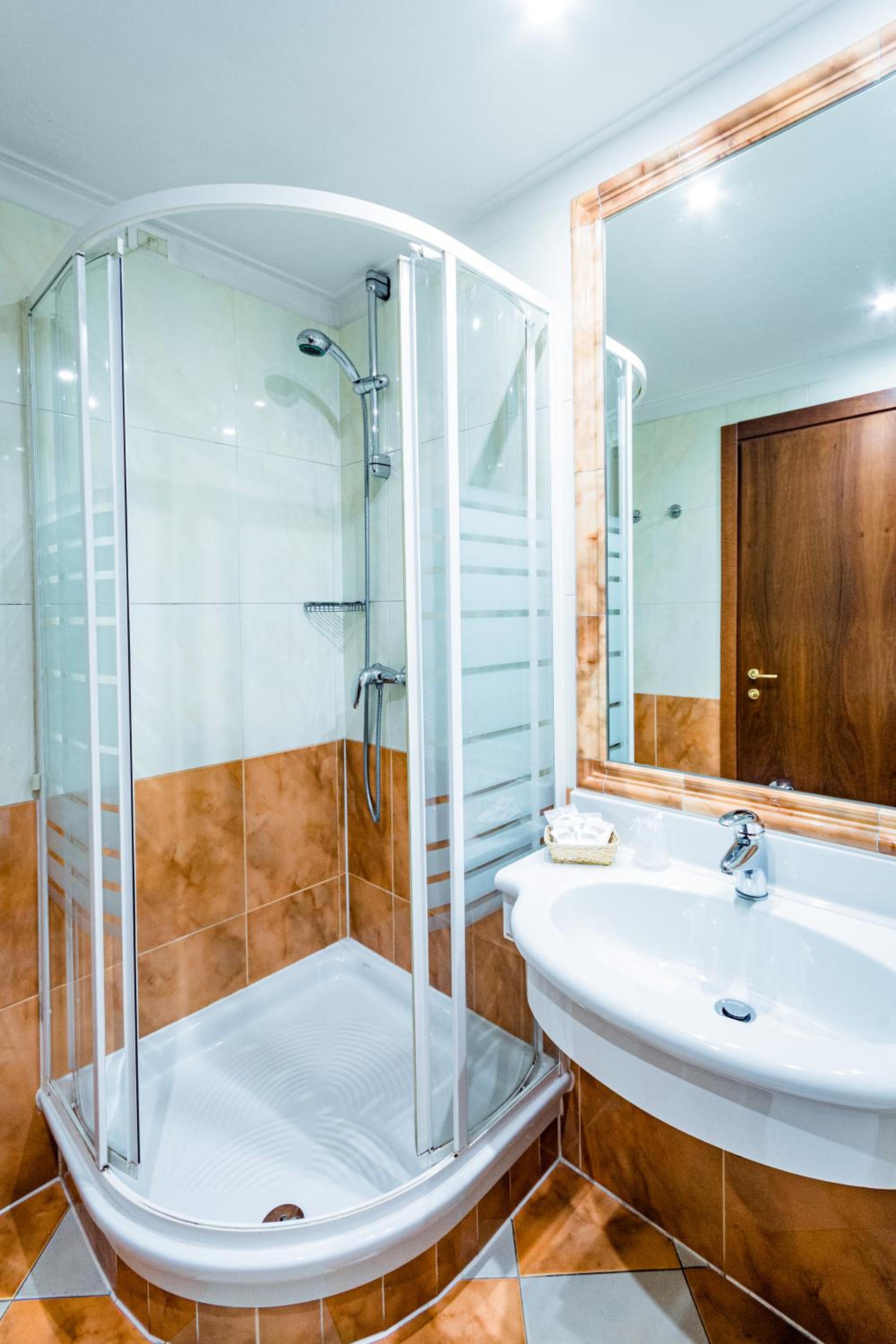 Standard Twin Room - Photo 6