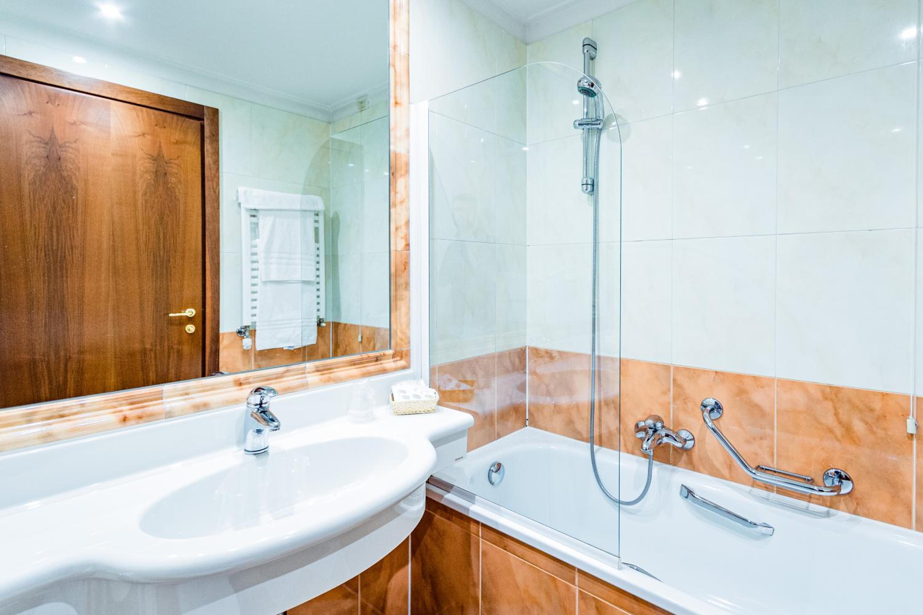 Standard Twin Room - Photo 12