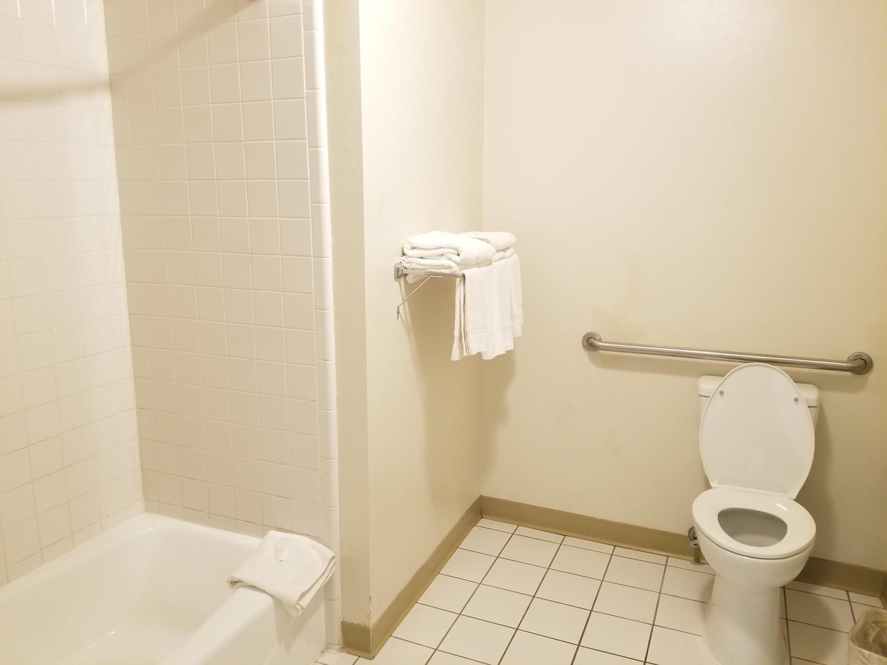 King Room - Non-Smoking - Photo 4
