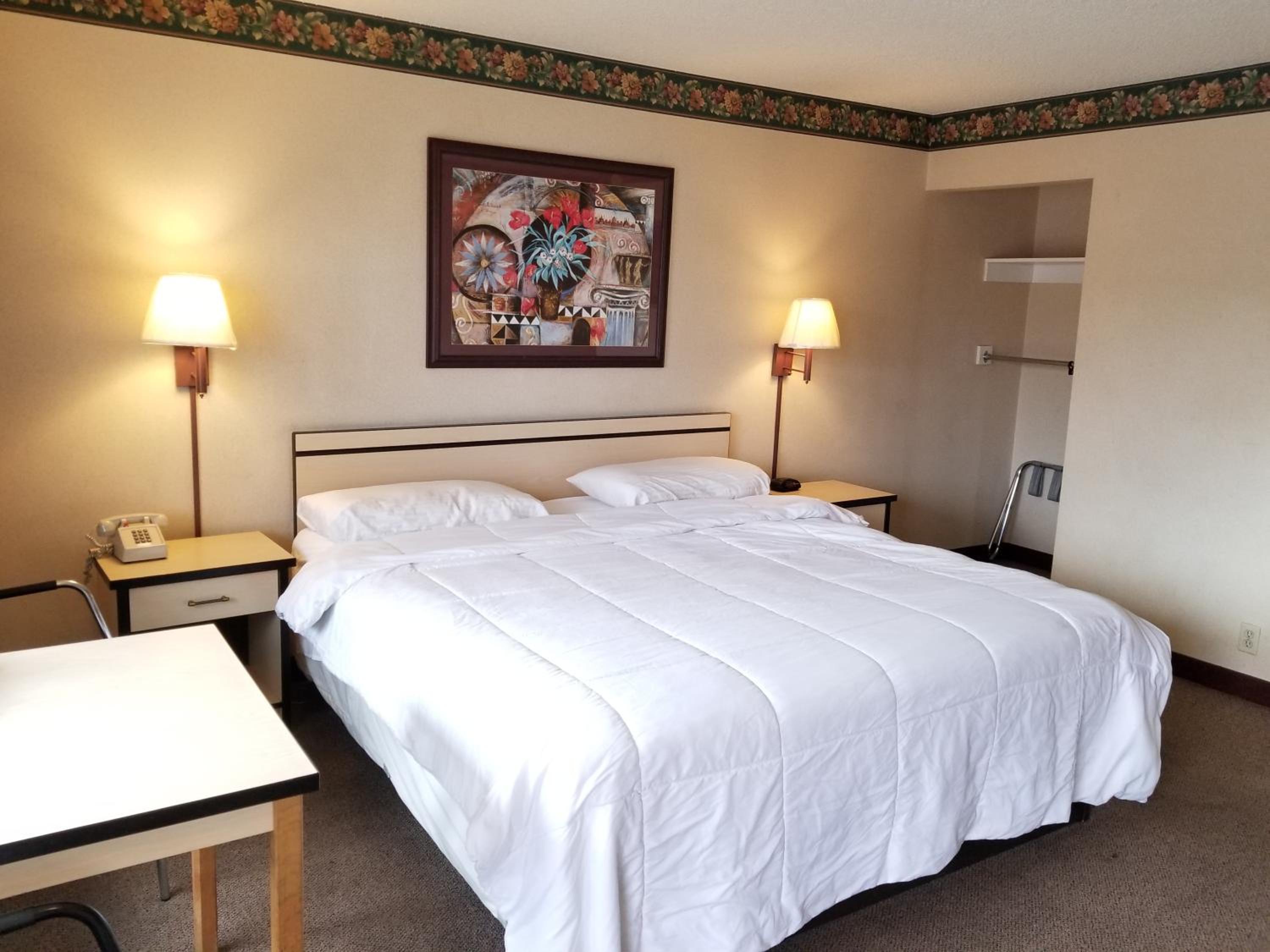 King Room - Non-Smoking - Photo 2