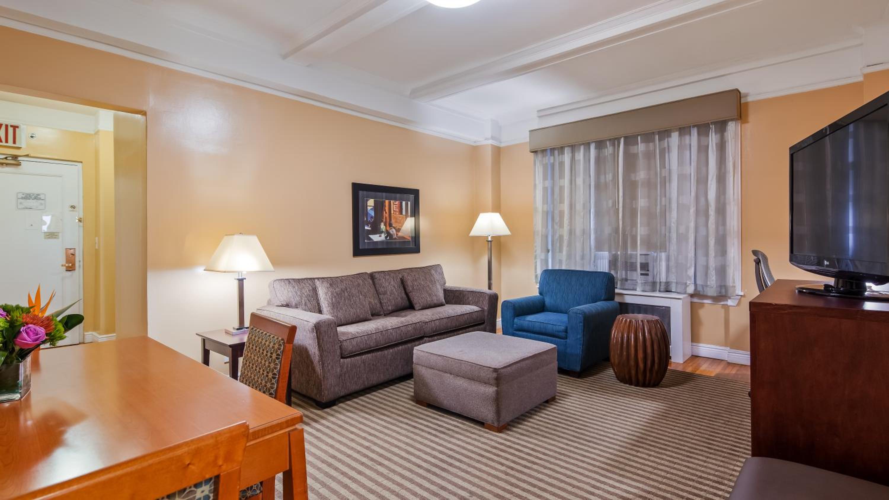 The One-Bedroom King Apartment thumbnail 5