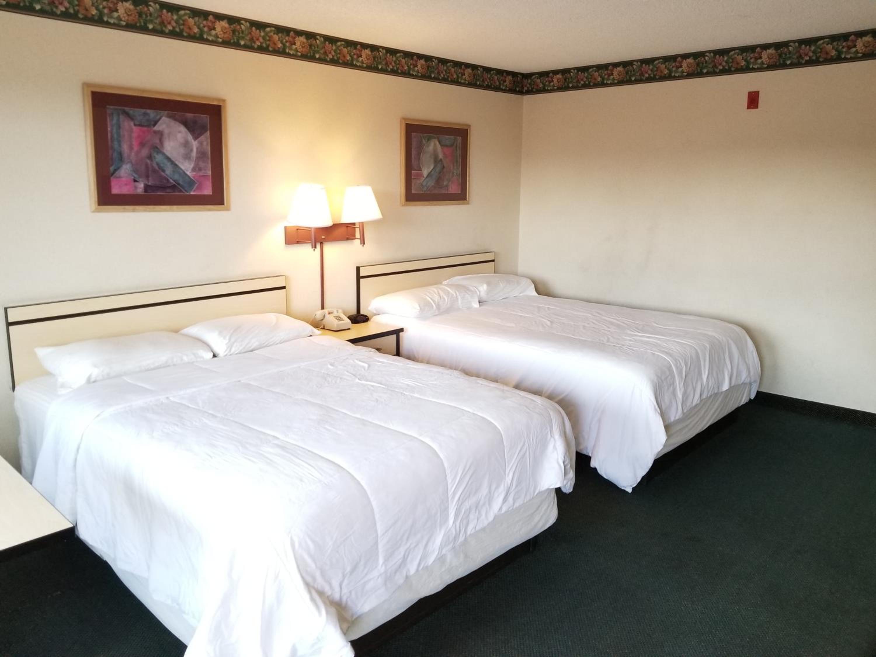 Queen Room with Two Queen Beds - Non-Smoking - Photo 4