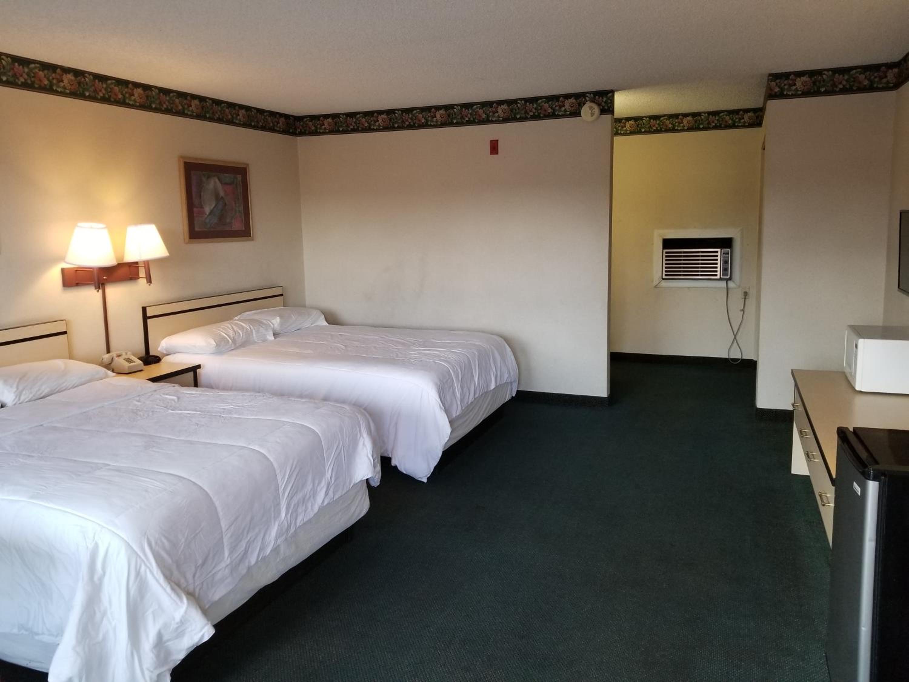 Queen Room with Two Queen Beds - Non-Smoking - Photo 1