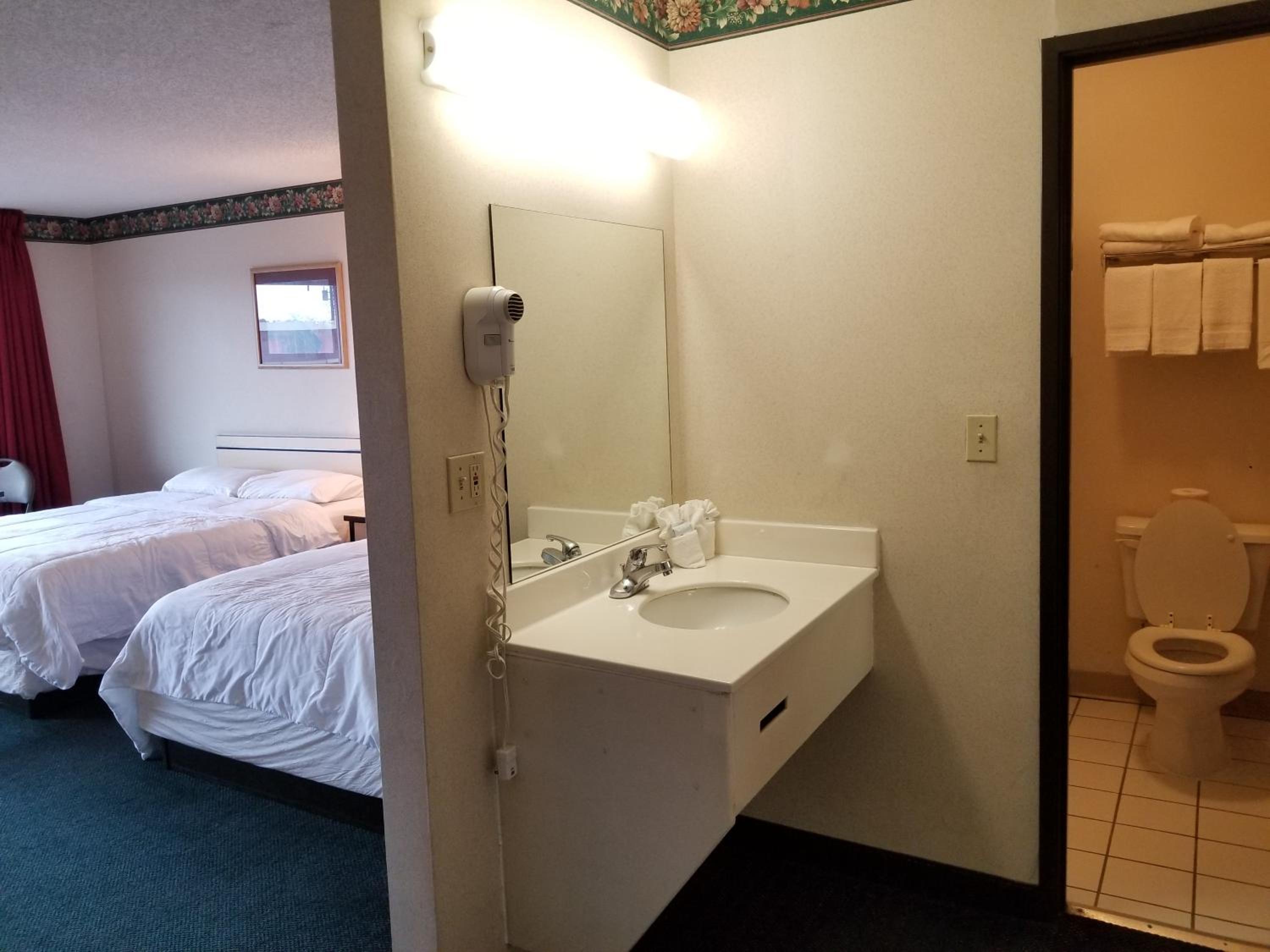 Queen Room with Two Queen Beds - Non-Smoking - Photo 5