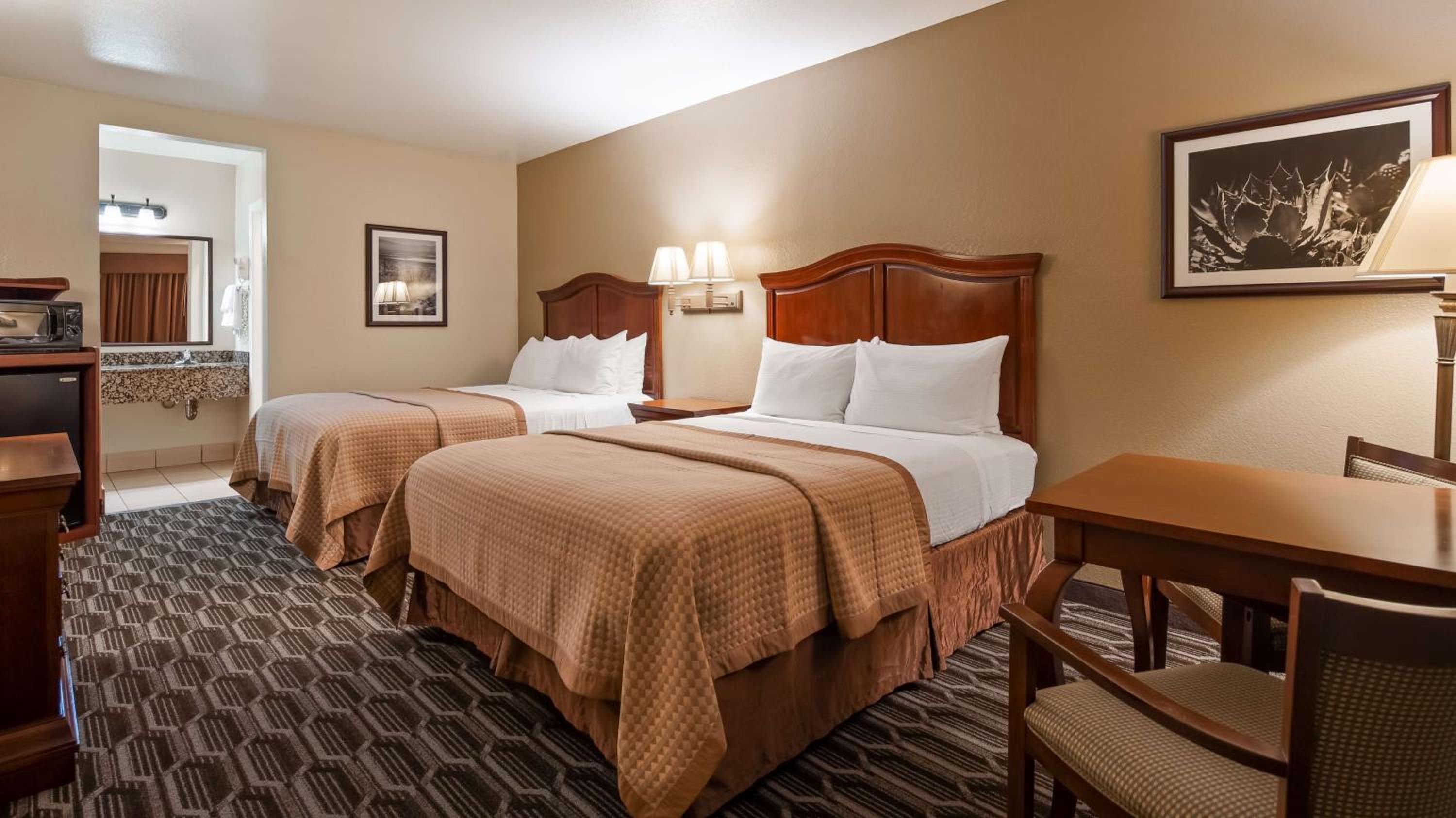 Queen Room with Two Queen Beds - Non-Smoking photo 1