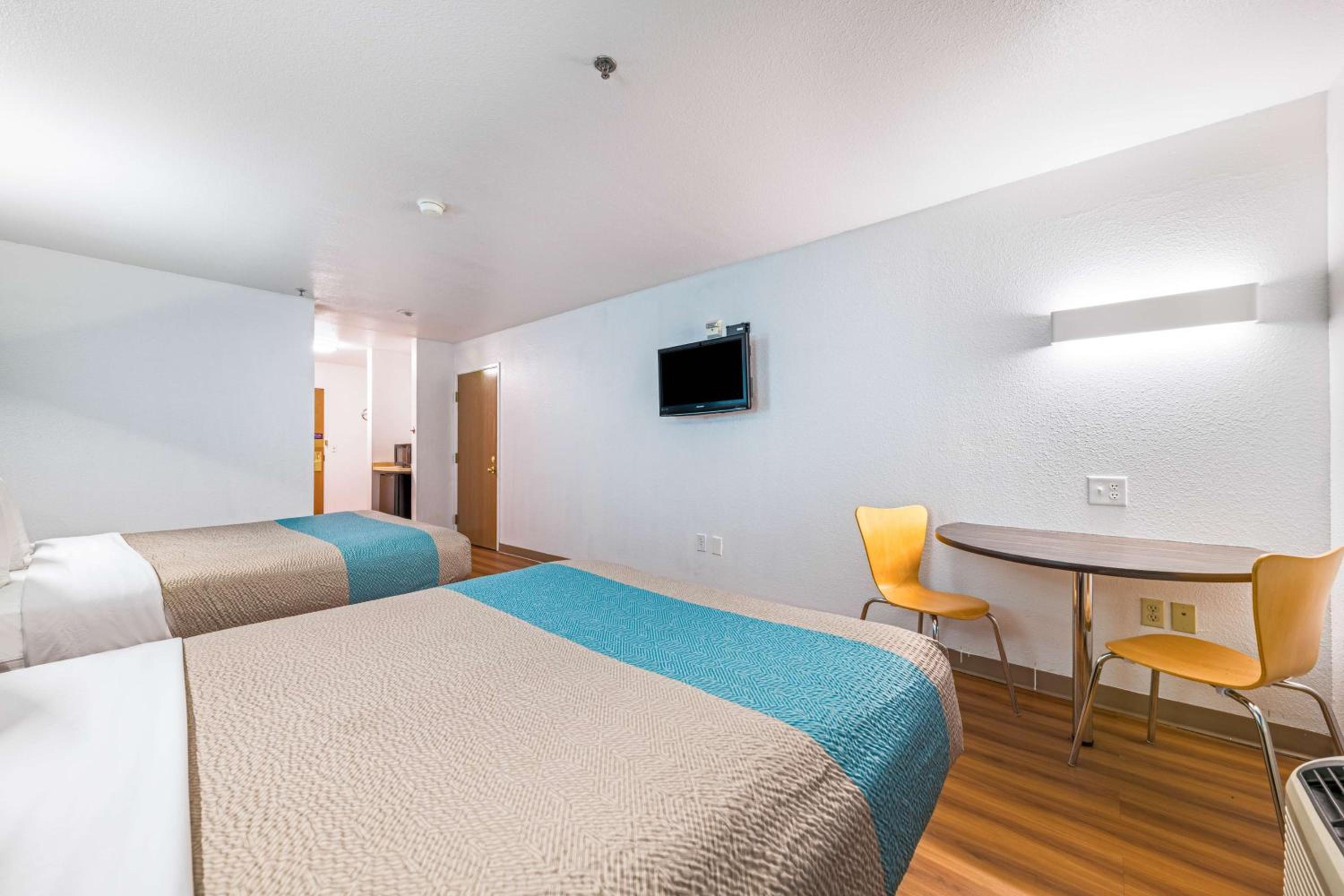 Deluxe Queen Room with Two Queen Beds - Non-Smoking