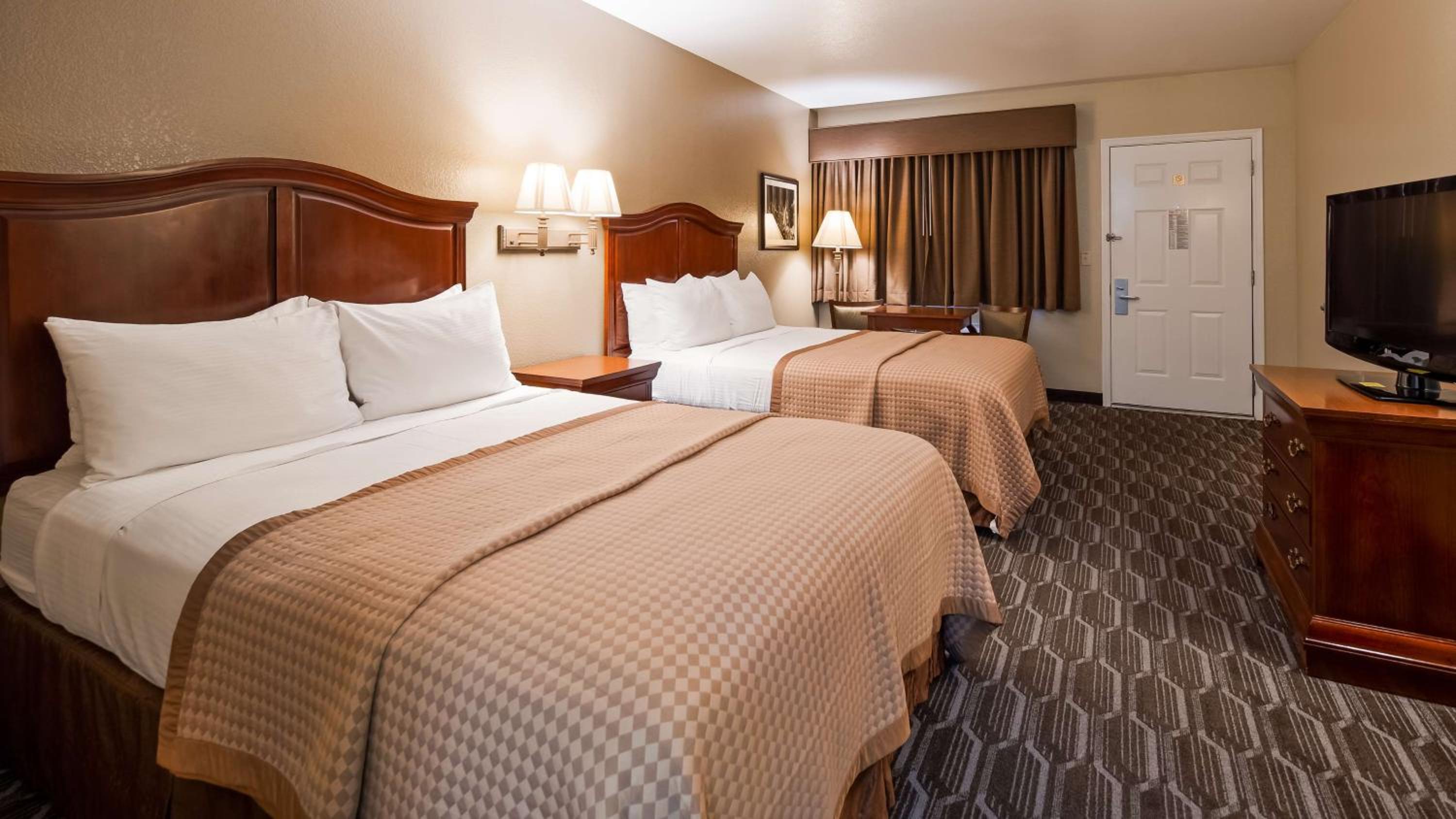 Queen Room with Two Queen Beds - Non-Smoking photo 3
