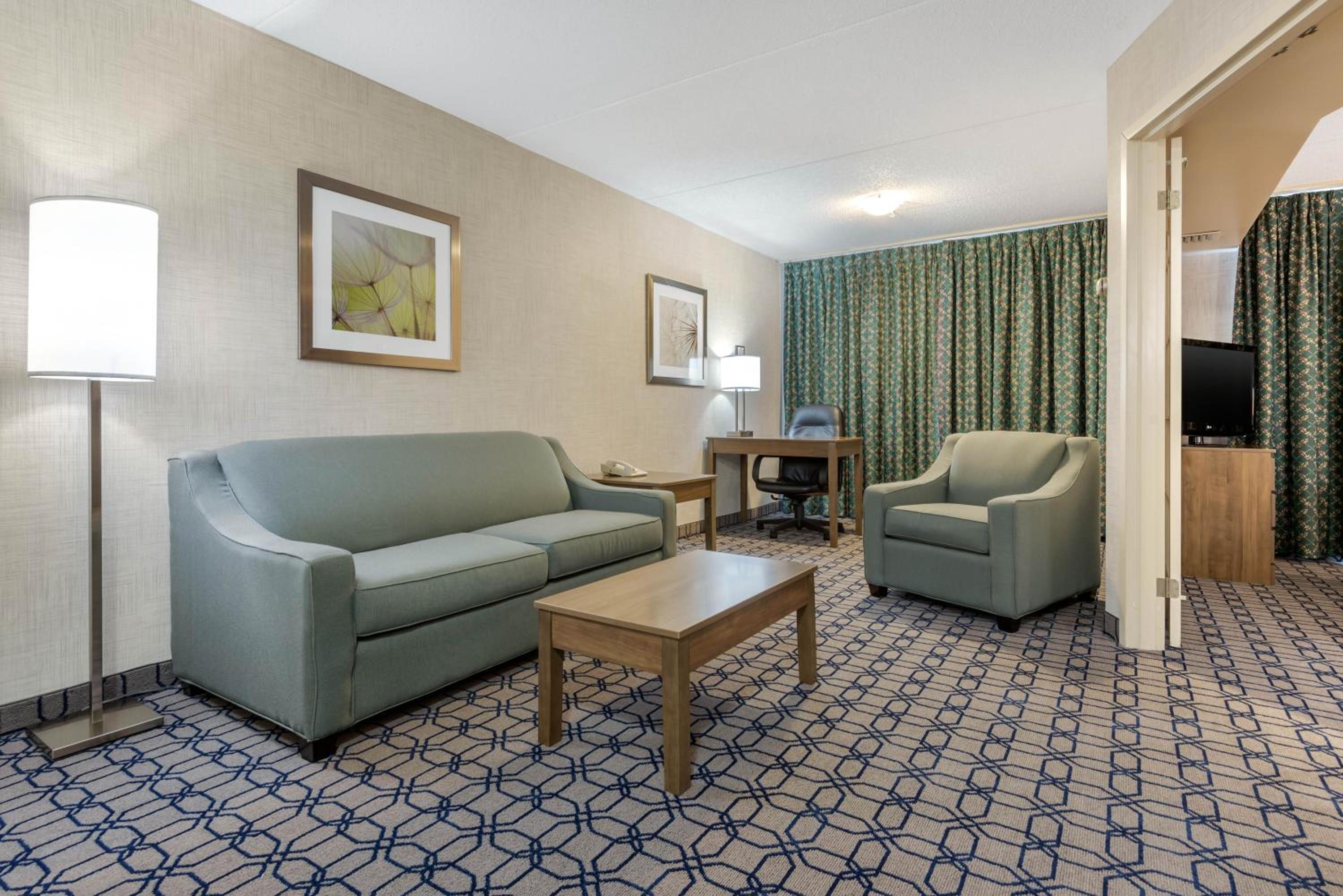 King Suite - Non-Smoking - Photo 3