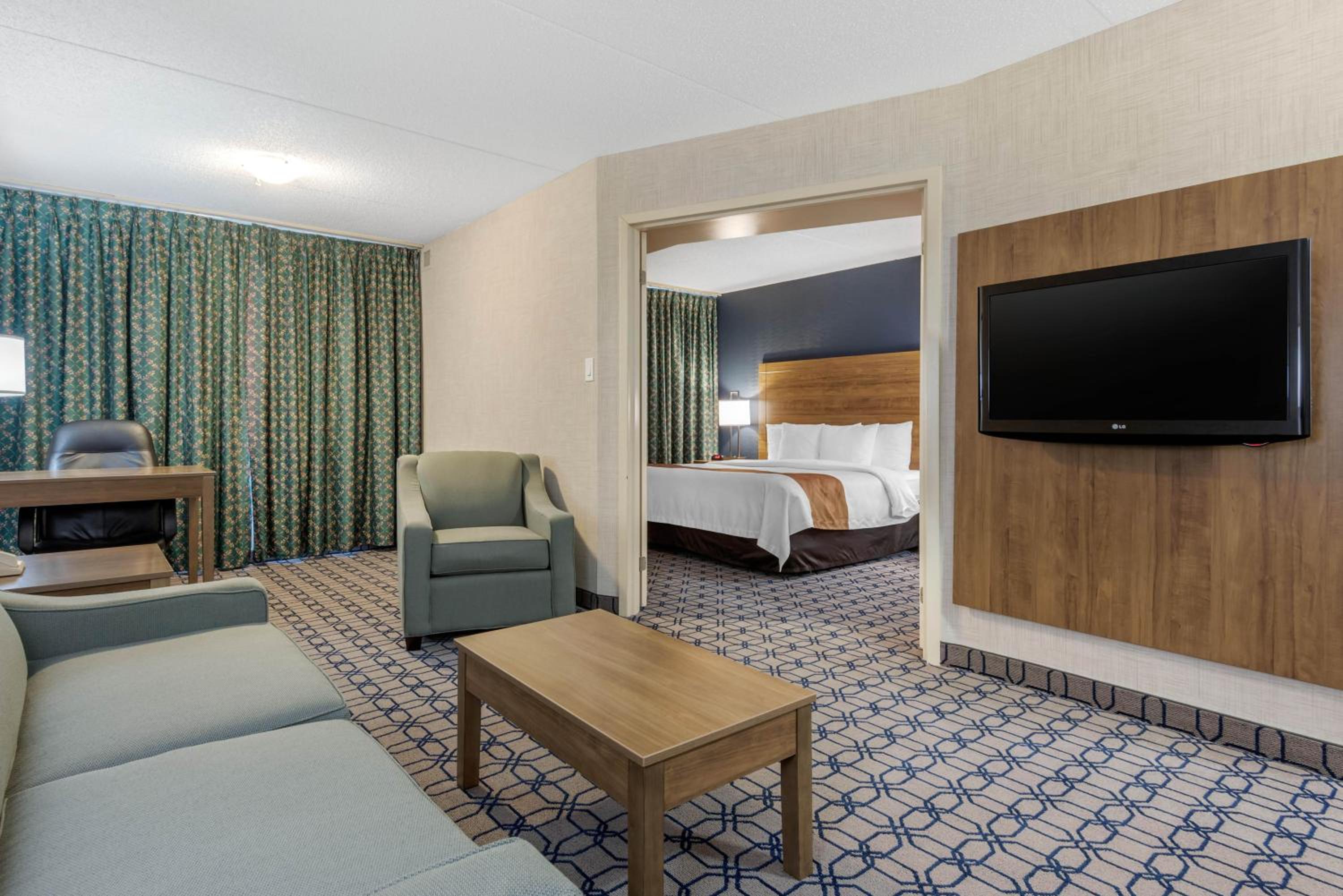 King Suite - Non-Smoking - Photo 2