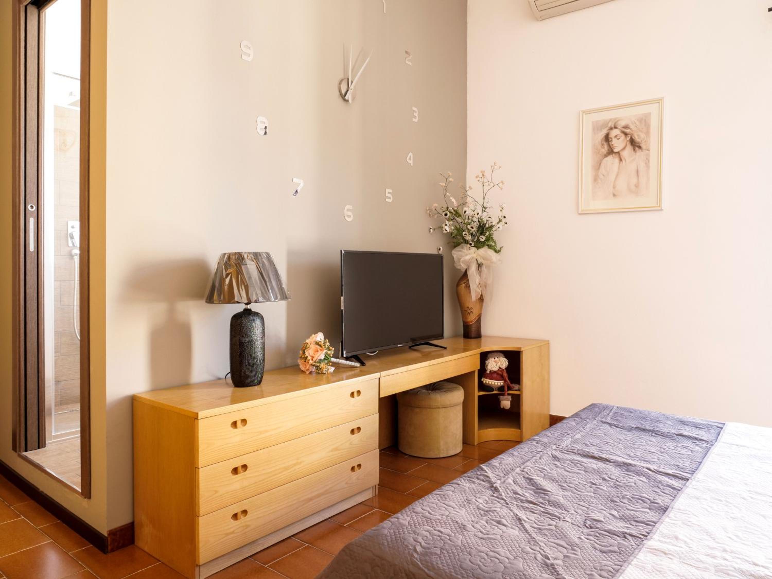 Double Room with Private Bathroom - Photo 2