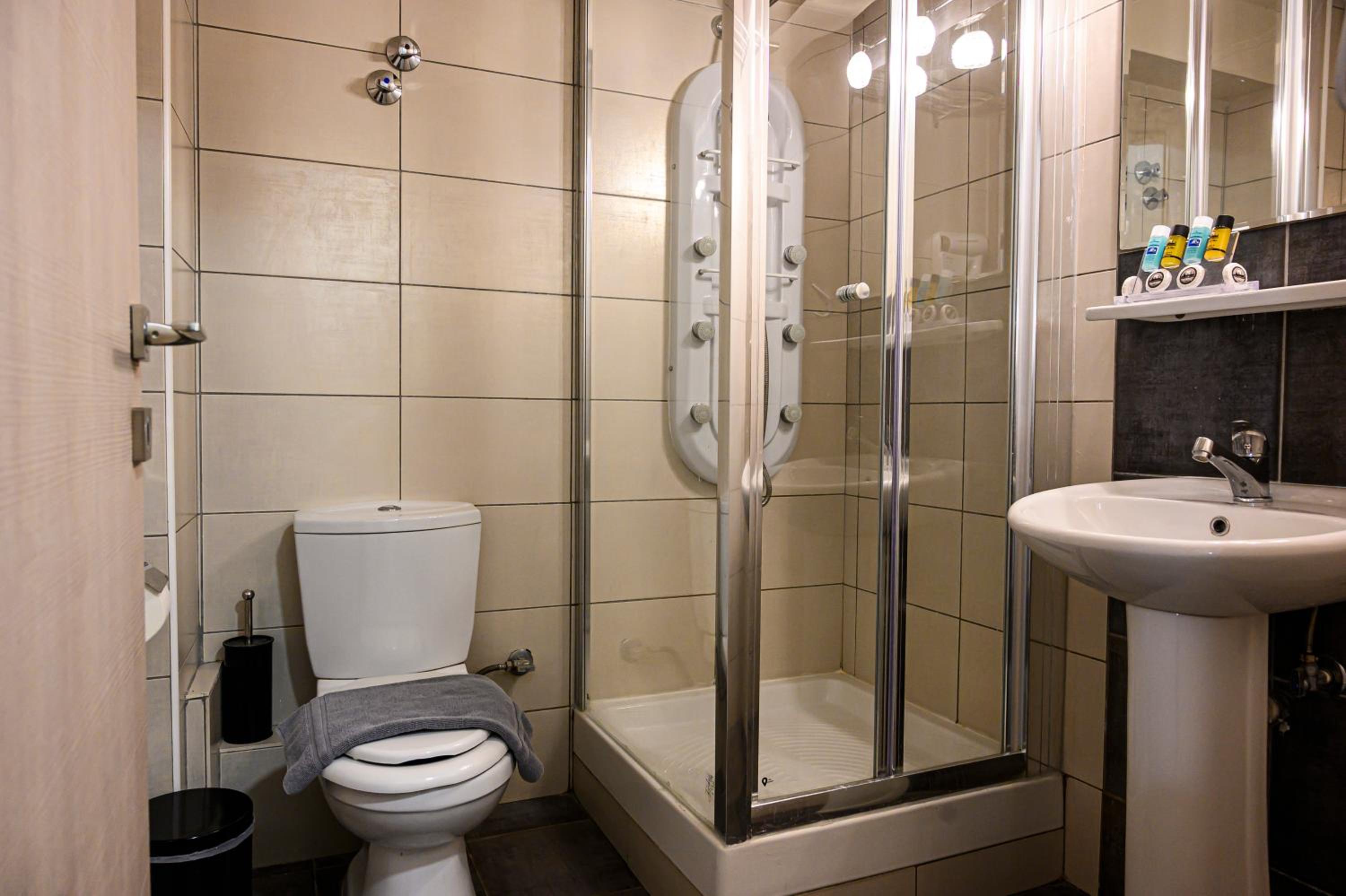Premium Quadruple Room - Photo 9