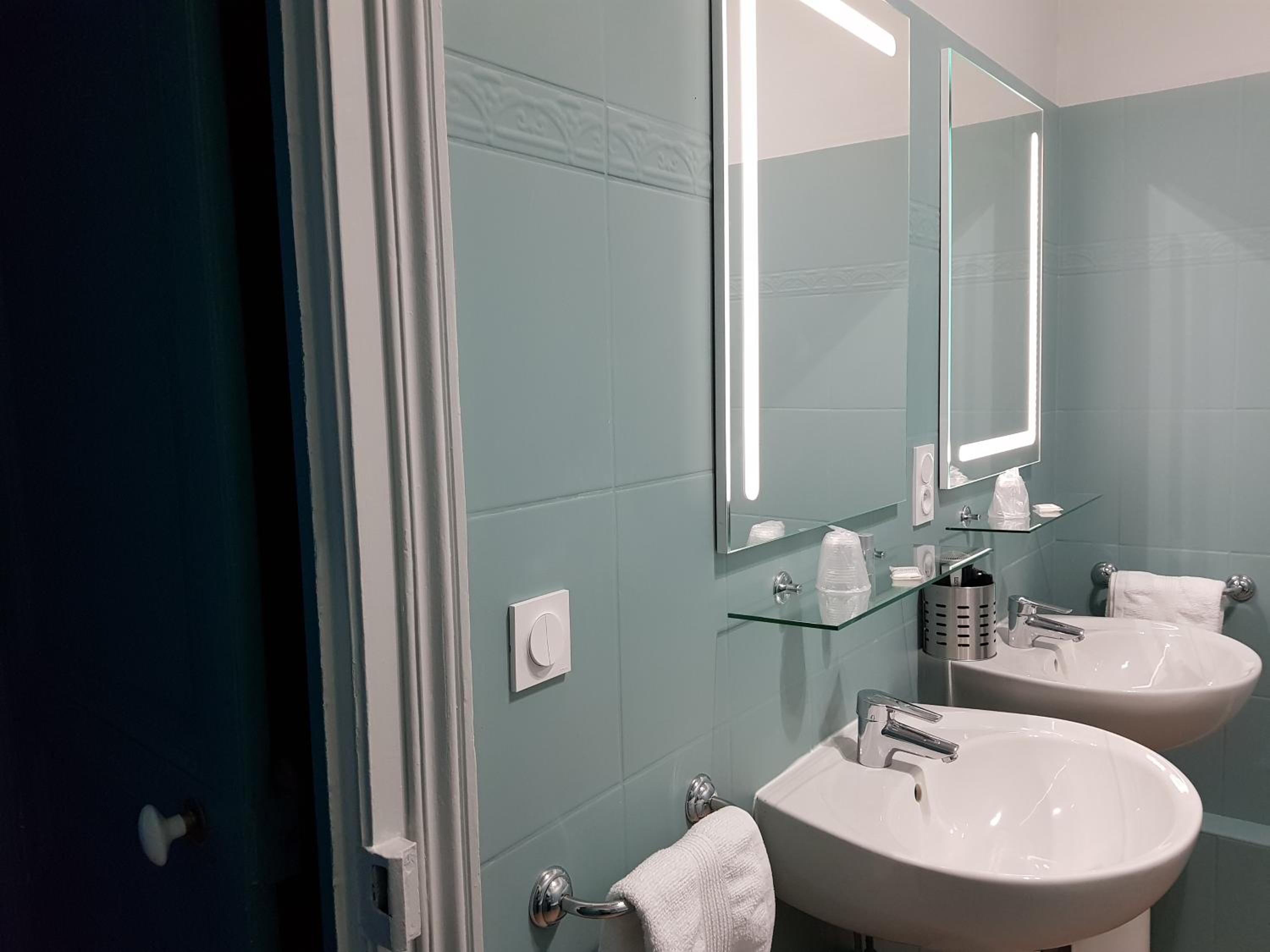 Elegance Twin Room photo 3