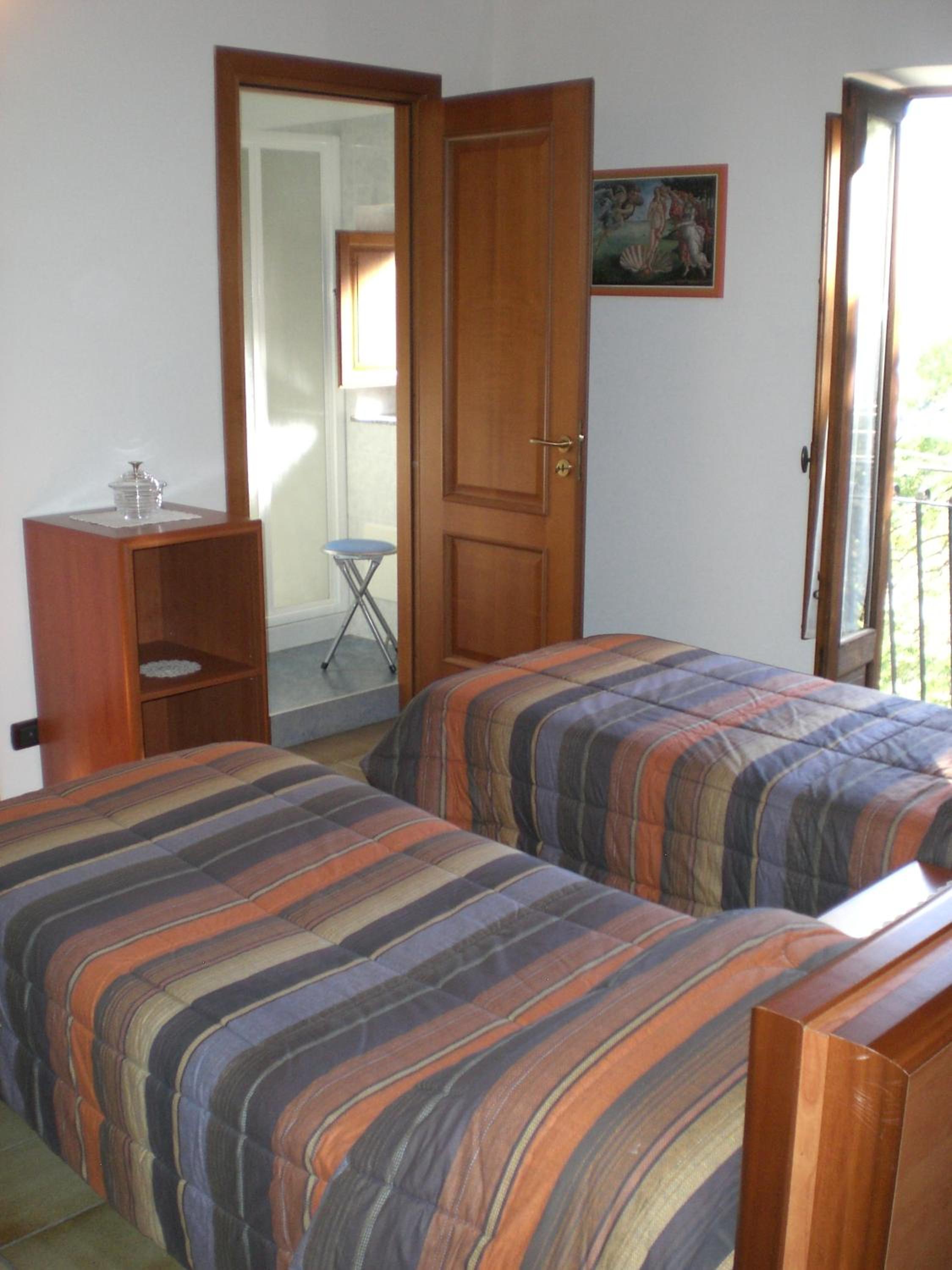 Quadruple Room with Balcony - Photo 12