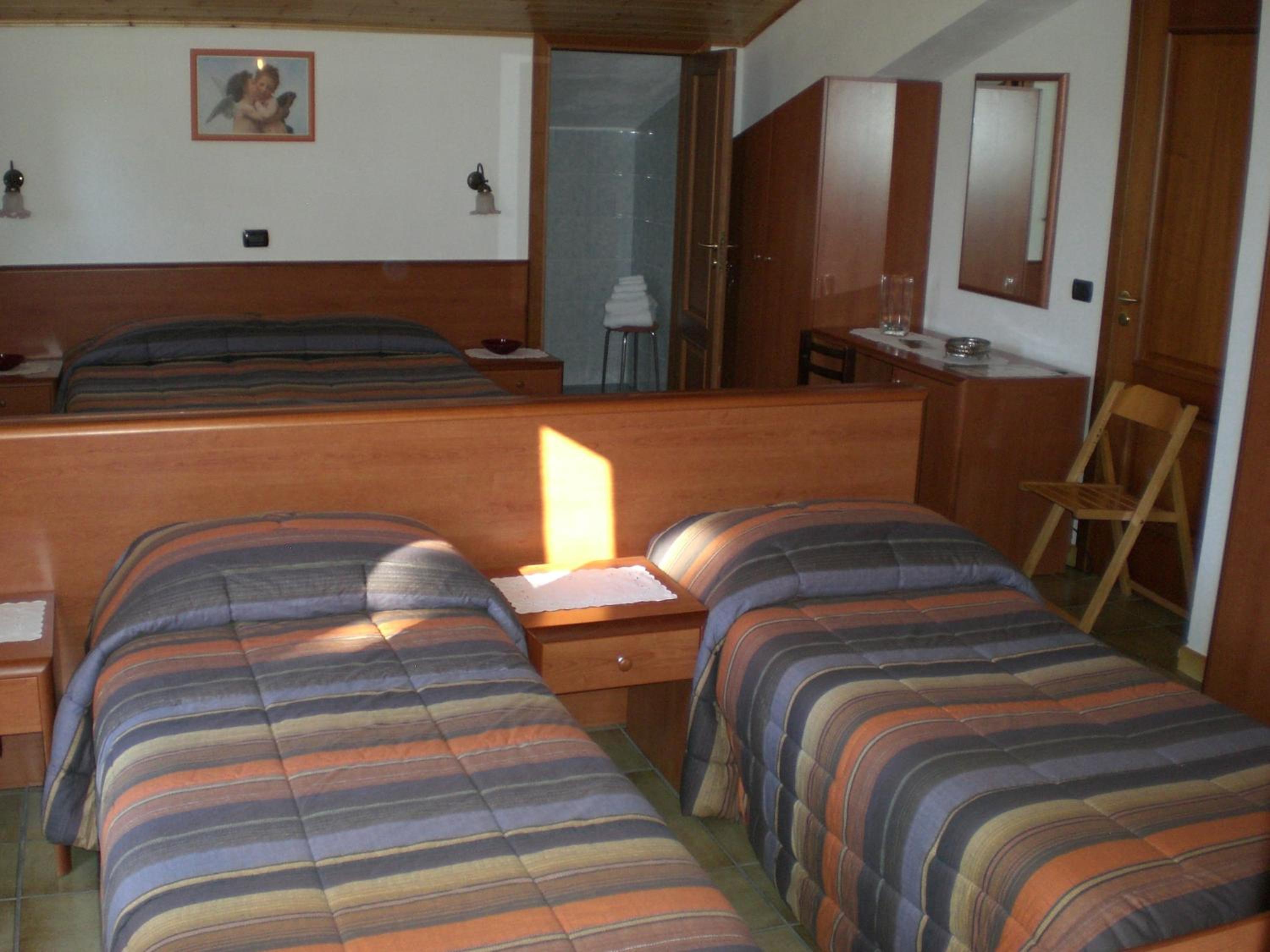 Quadruple Room with Balcony - Photo 11