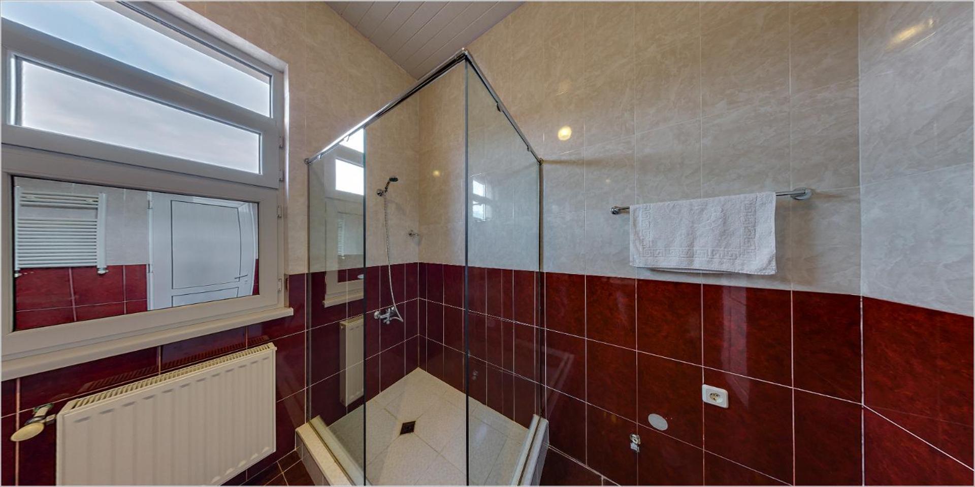 Queen Room with Balcony - Photo 7