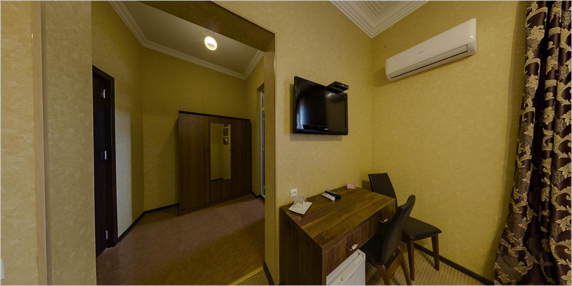 Queen Room with Balcony - Photo 2