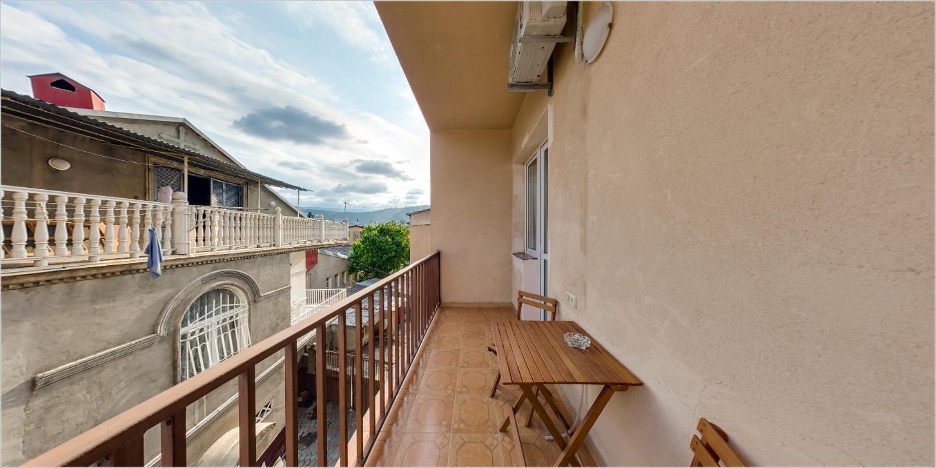 Queen Room with Balcony - Photo 8