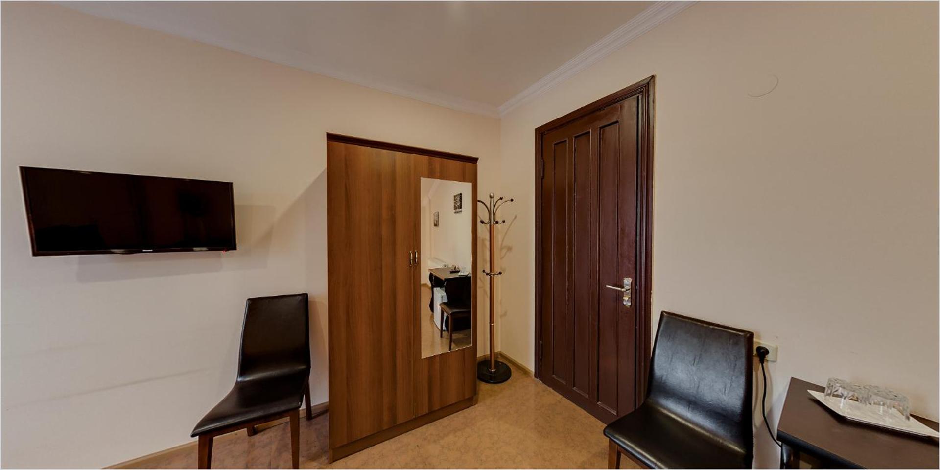 King Suite with Balcony - Photo 11