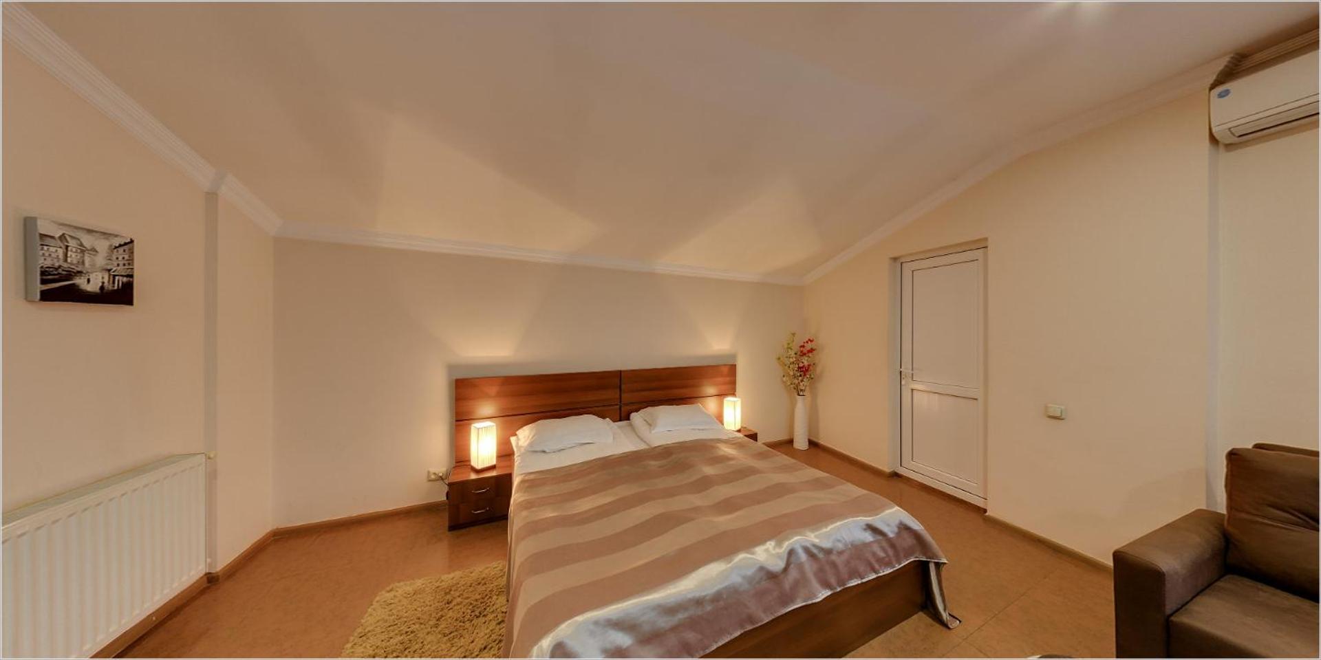 King Suite with Balcony - Photo 5