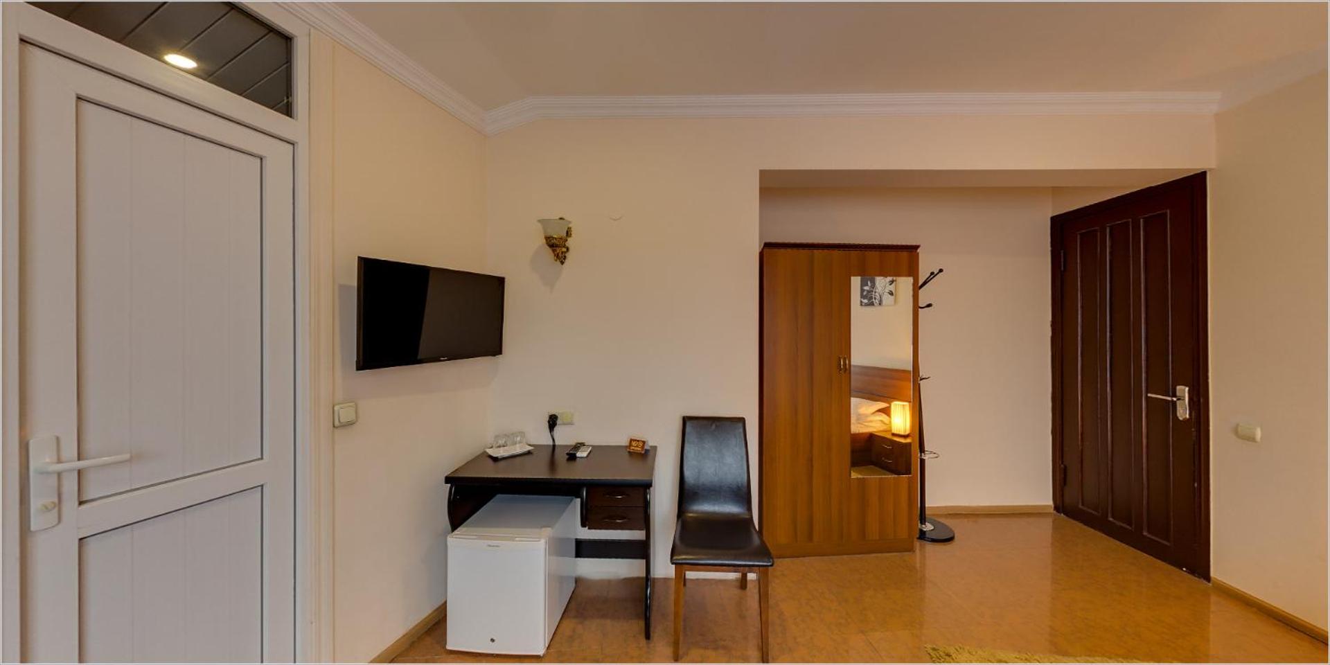 King Suite with Balcony - Photo 7