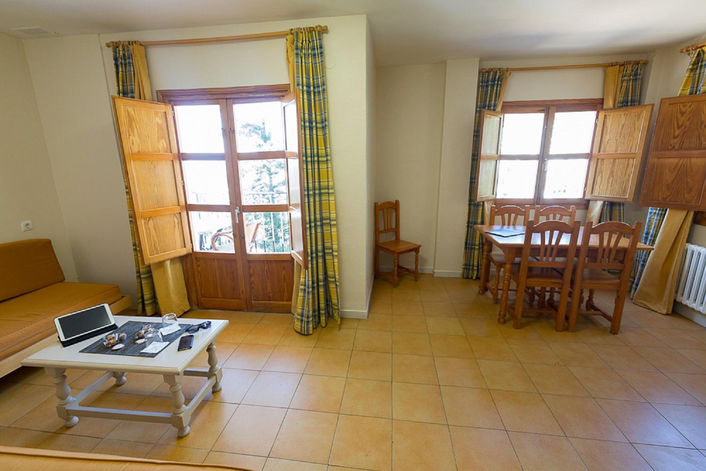 Habitación familiar con sala de estar y terraza