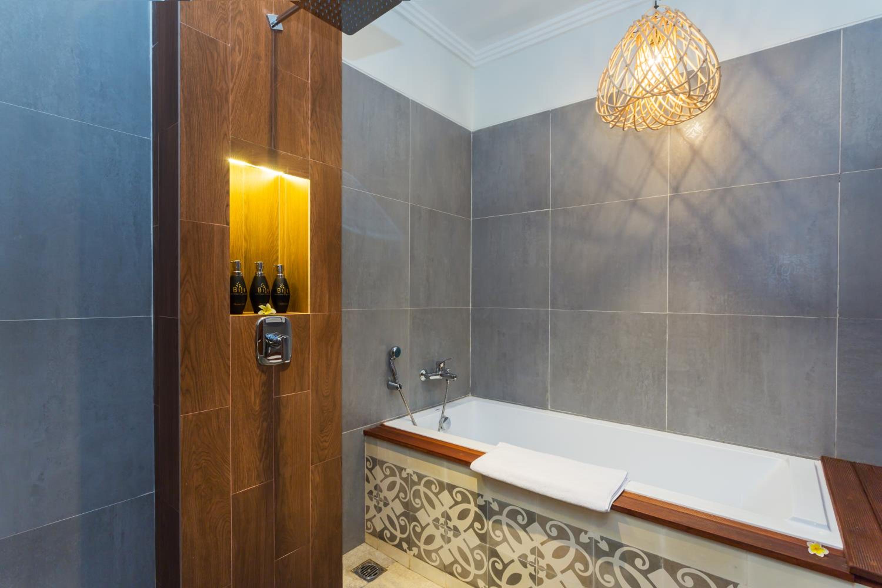 Suite with Pool View - Photo 6