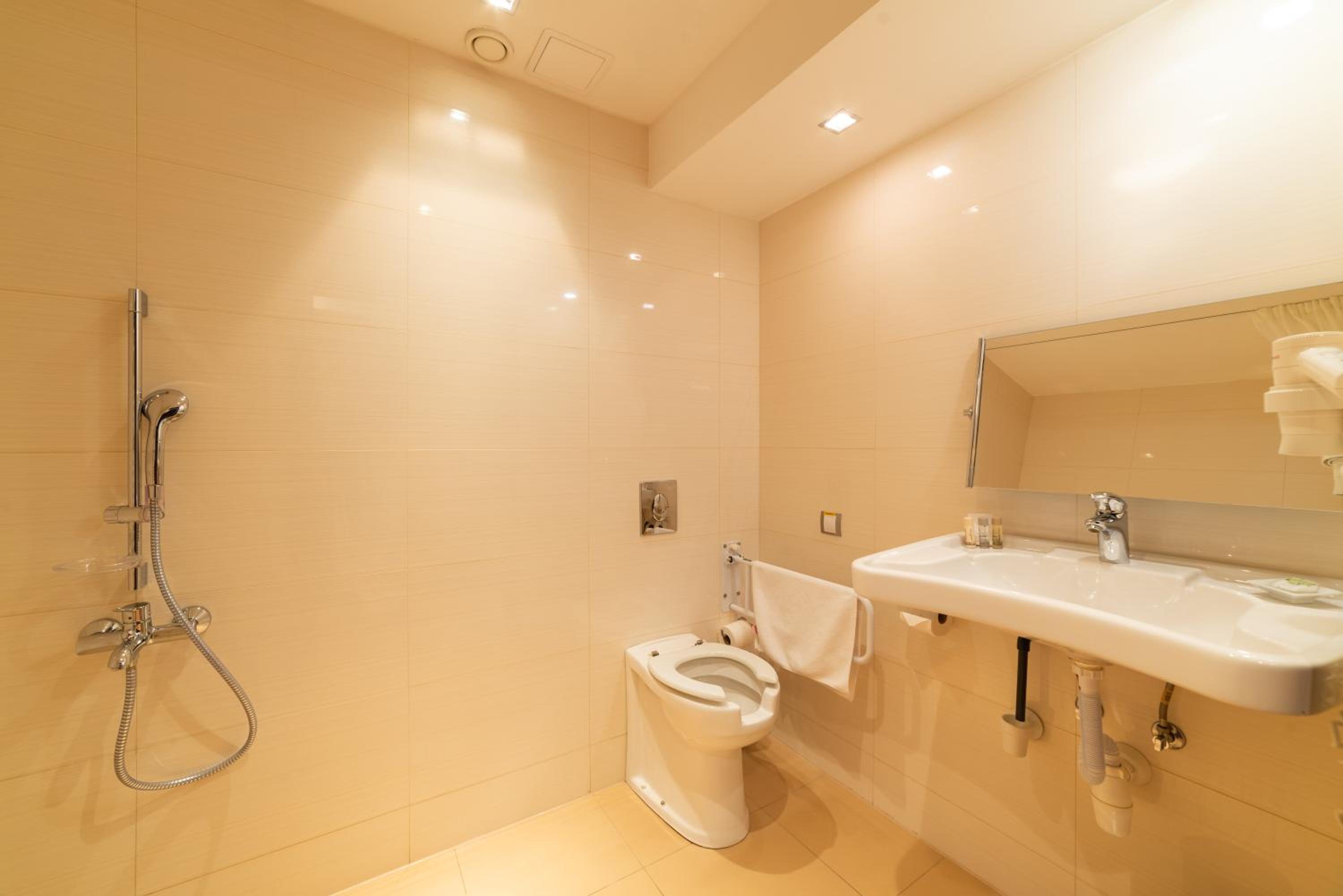 Double or Twin Room - Disability Access  with Wellness Access photo 3