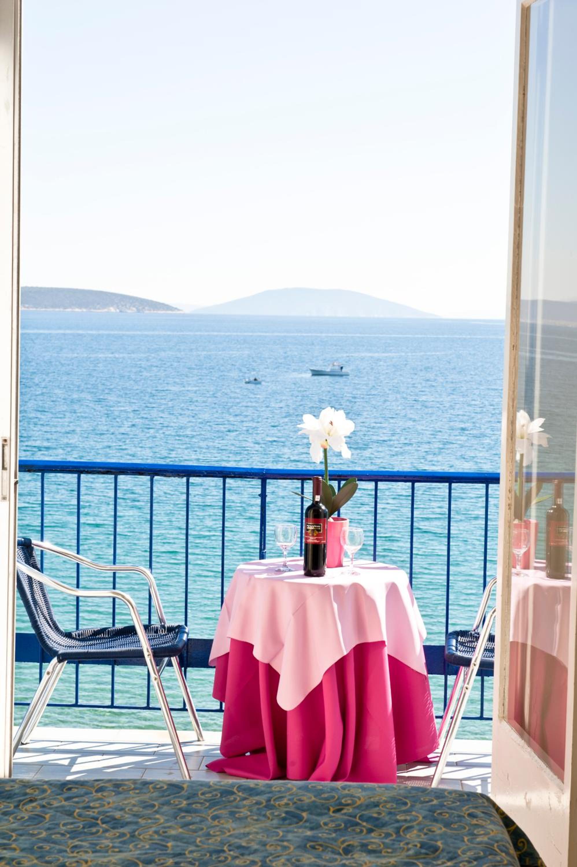 Double or Twin Room with Sea View photo 3