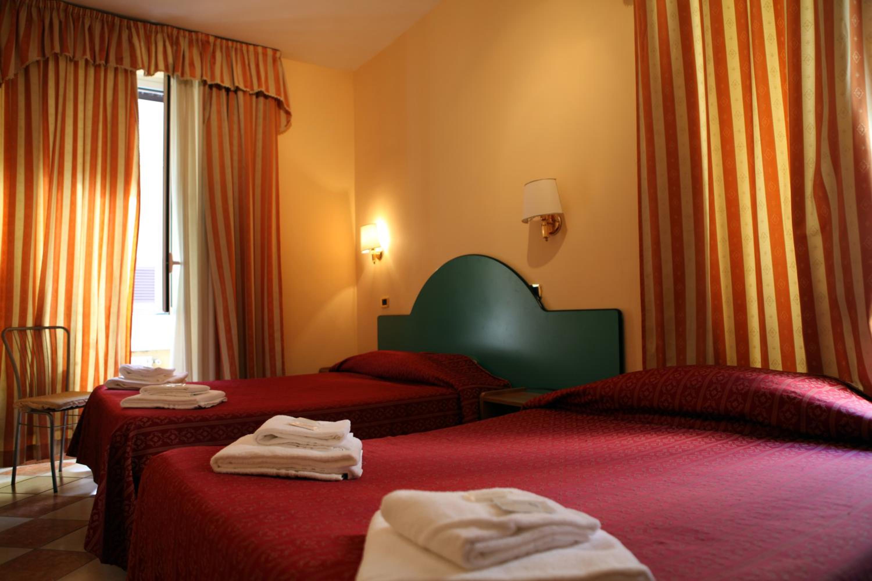 Economy Triple Room photo 2