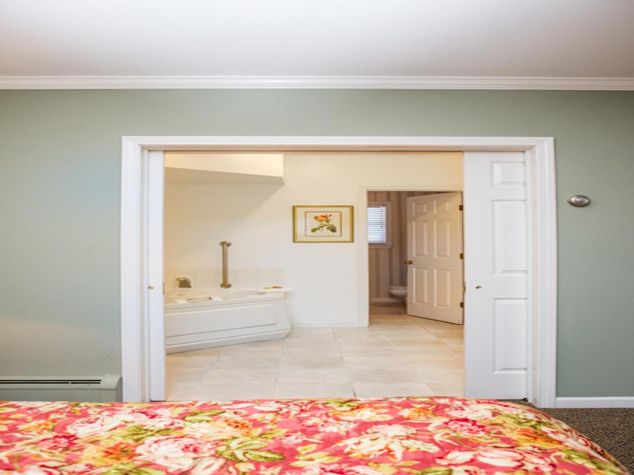 One-Bedroom Suite - Photo 4
