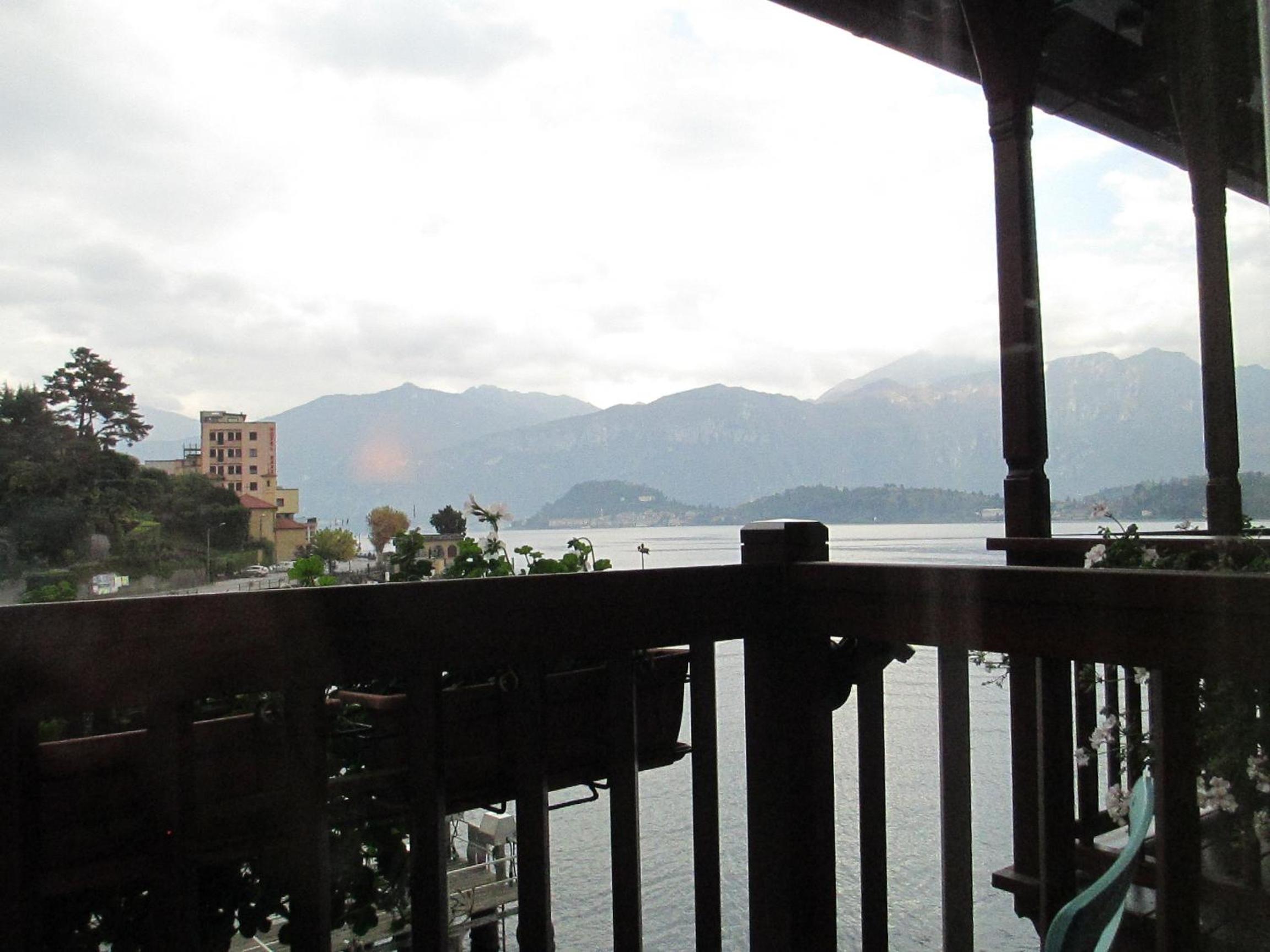 Double or Twin Room with Partial Lake View photo 3