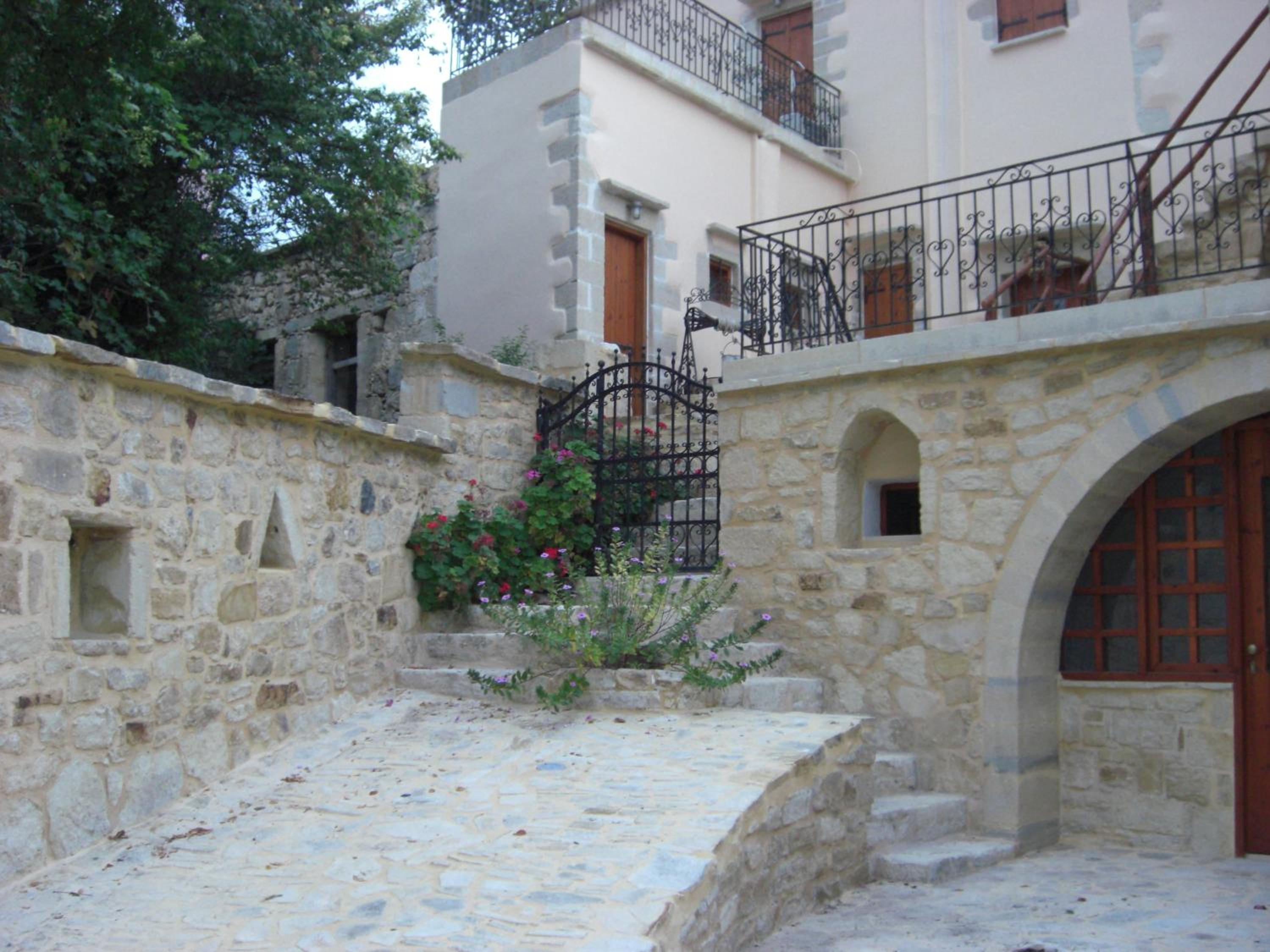 Two-Bedroom Apartment - Split Level - Right Side of the Central Road photo 2