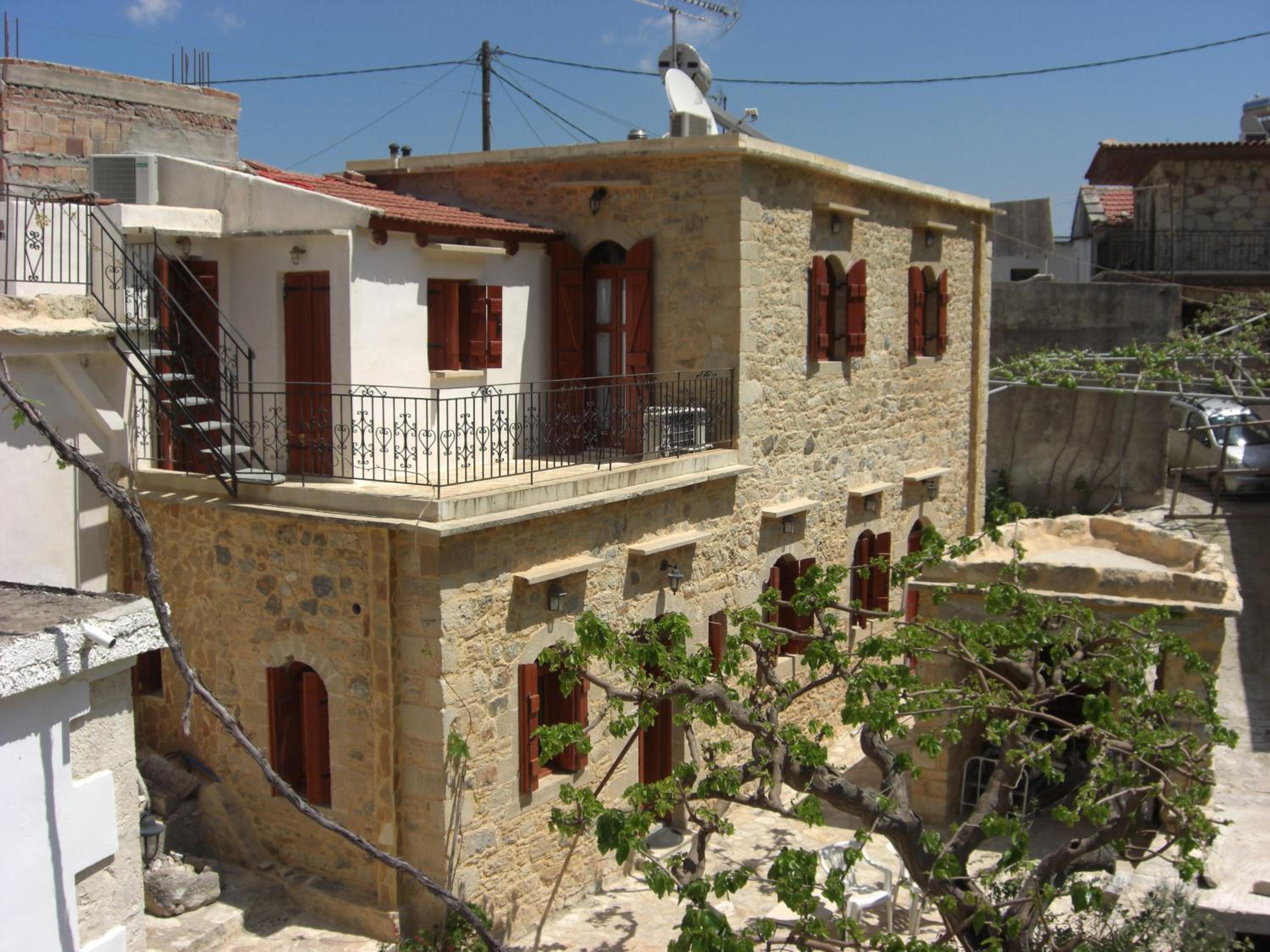 Two-Bedroom Apartment - Split Level - Left Side of the Central Road photo 2