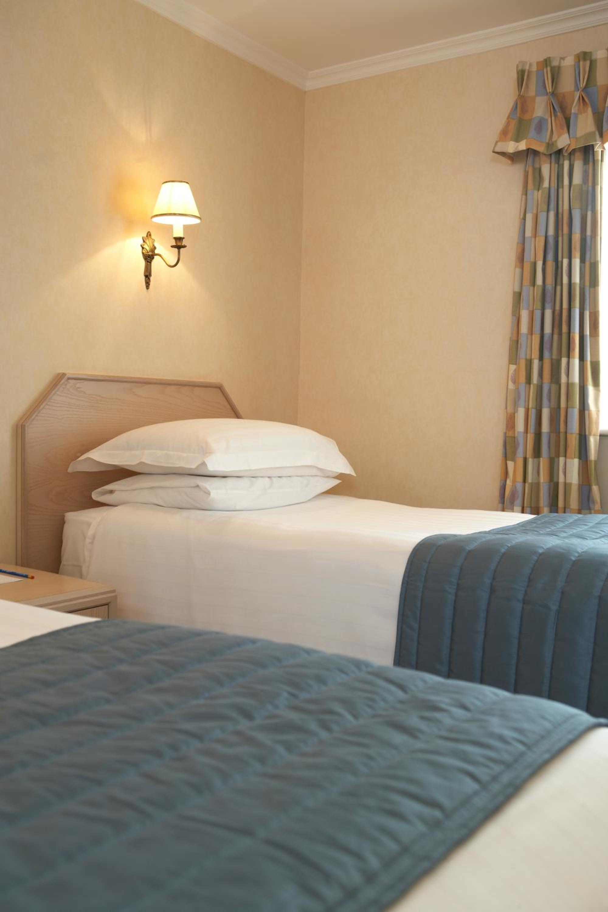 Standard Twin Room - Photo 3